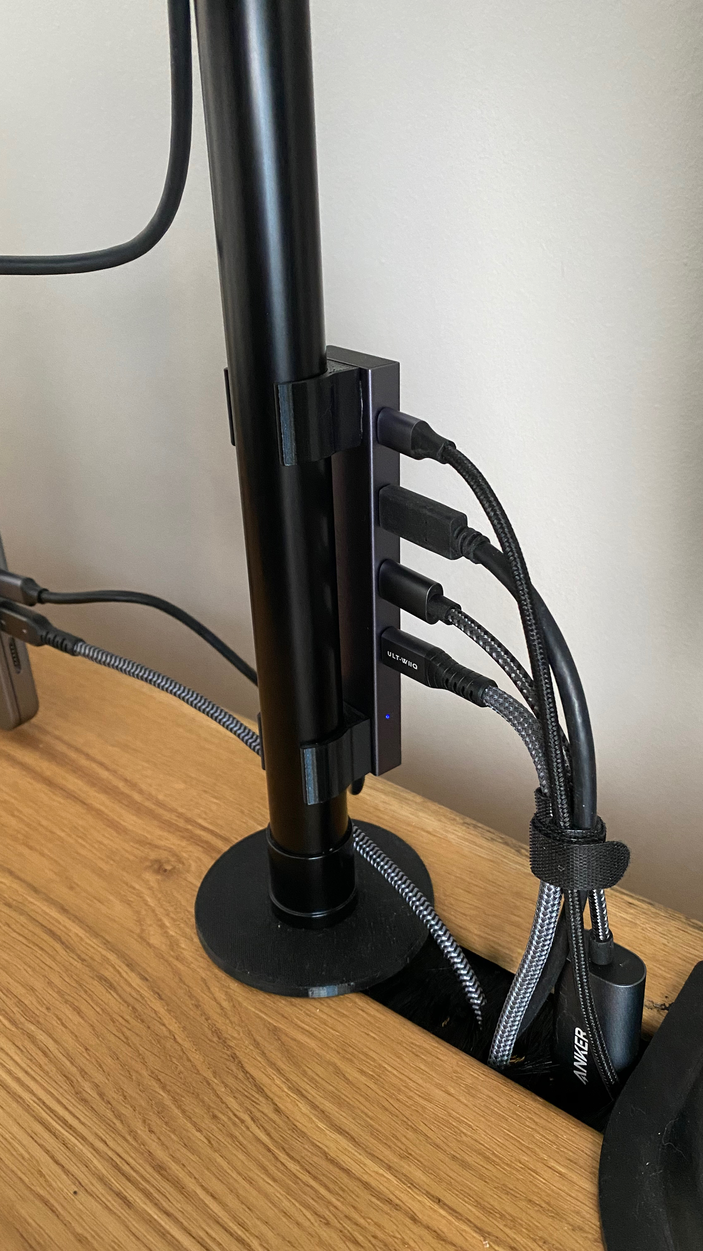 Pole Clip for e.g. an USB-C hub