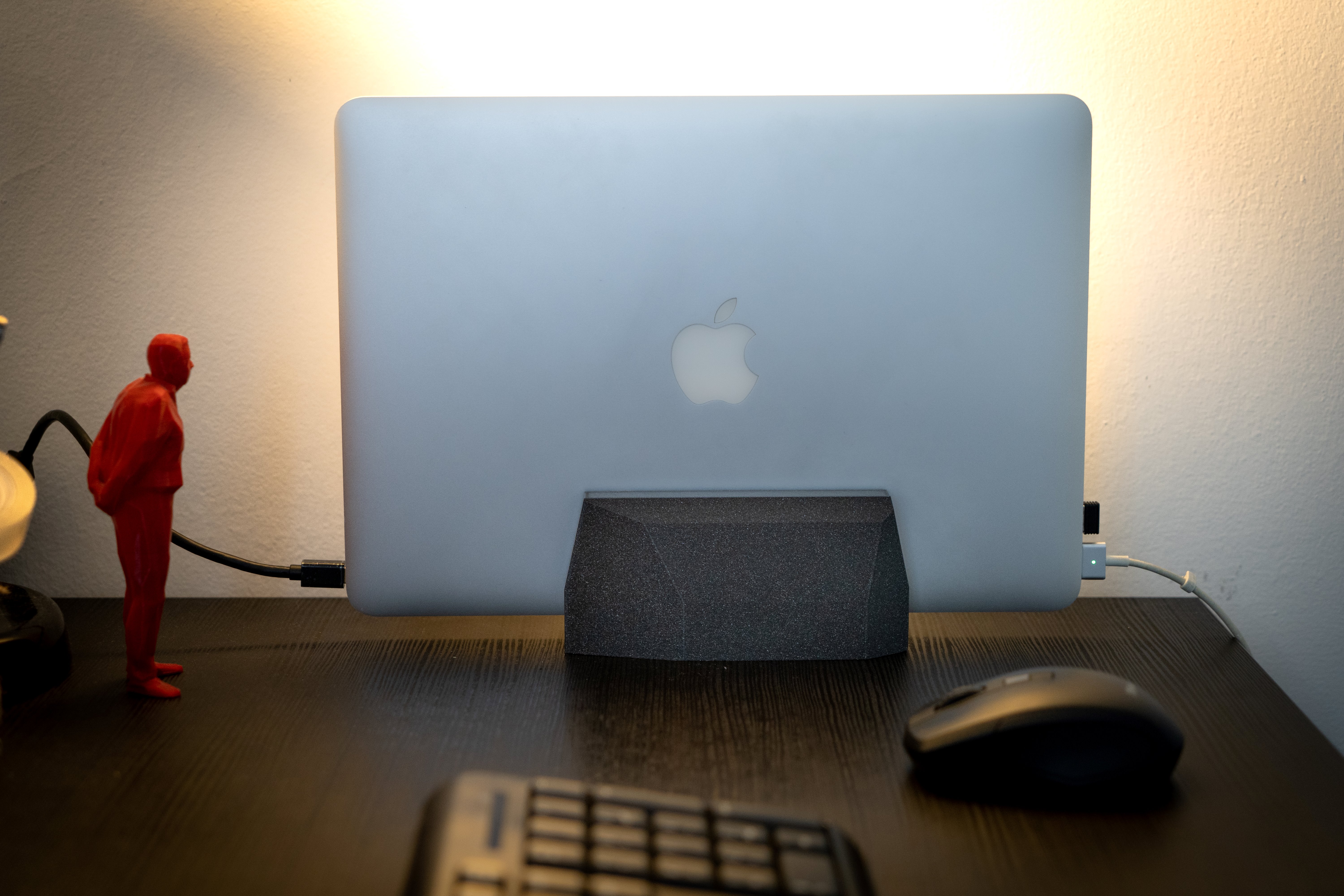 Laptop vertical stand