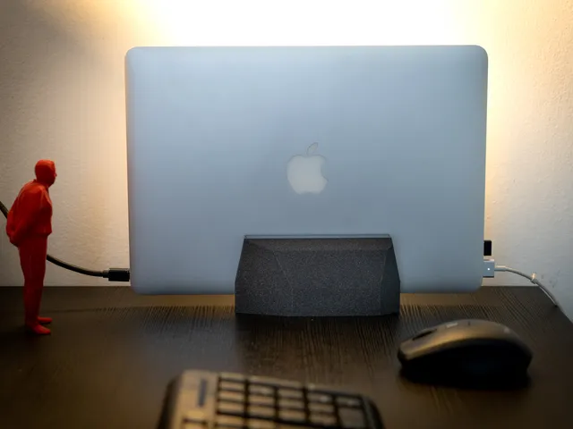Laptop vertical stand