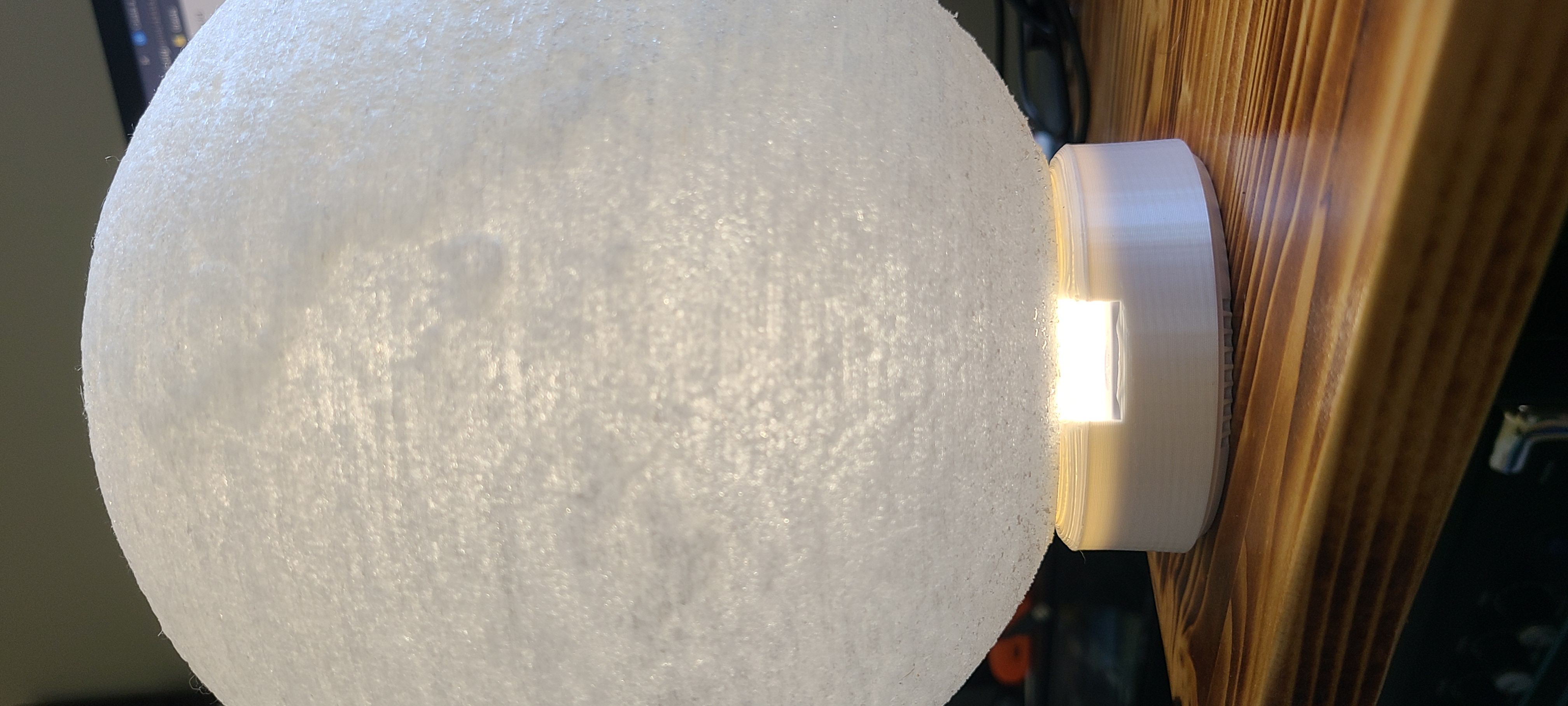 Miniatura 5 do modelo 3D Moon Lamp Puck Light Base