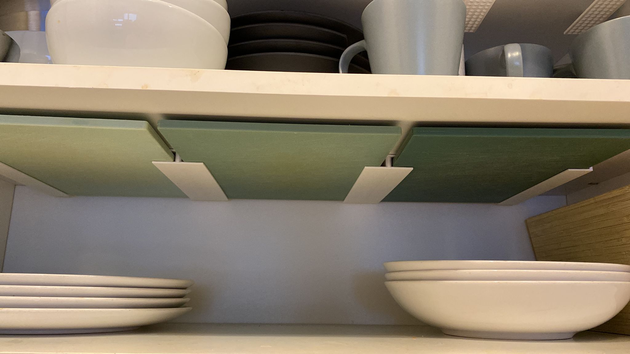 Cuttingboard Holder to mount under a shelf/cupboard