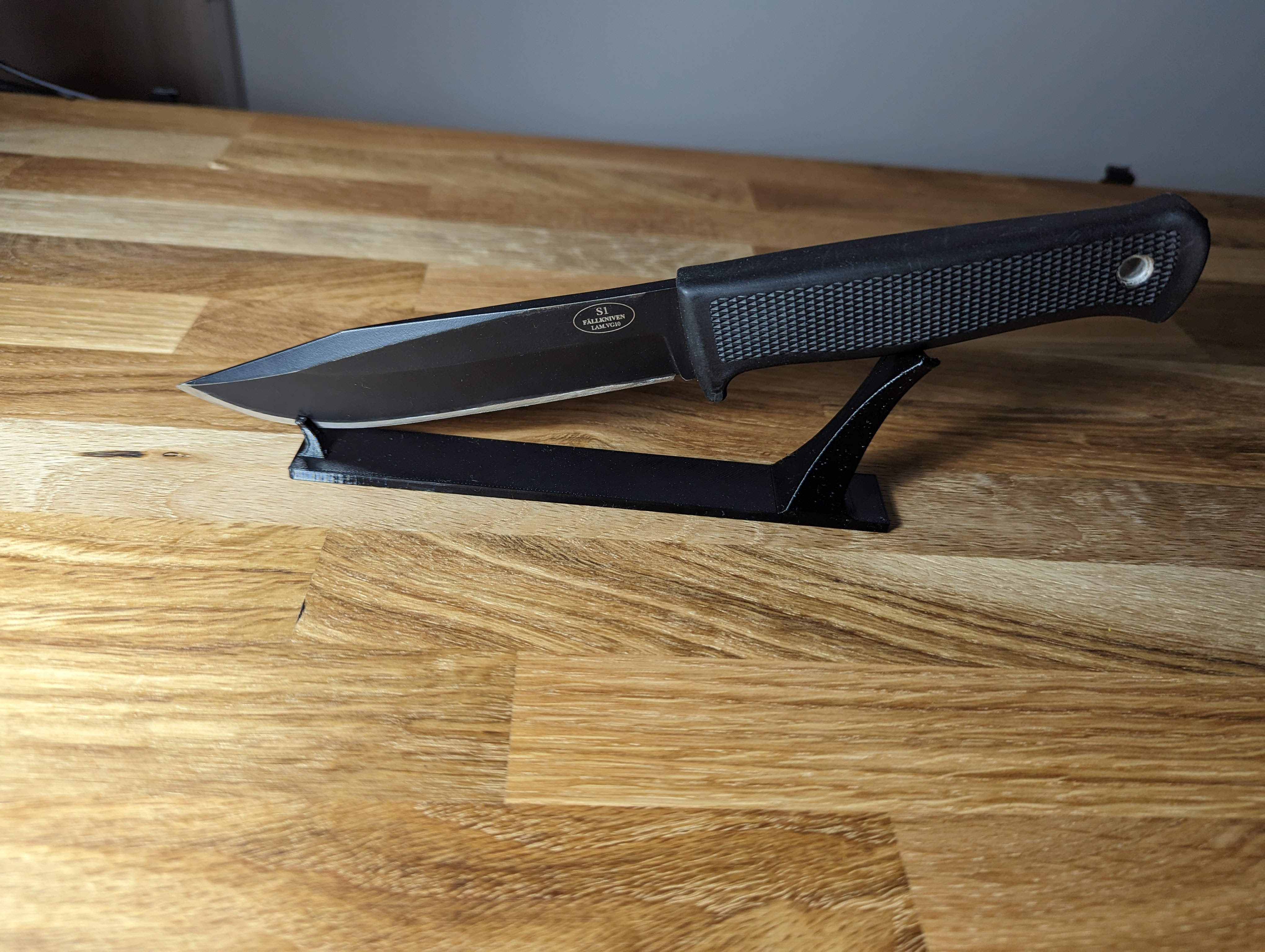 Minimalist knife display stand