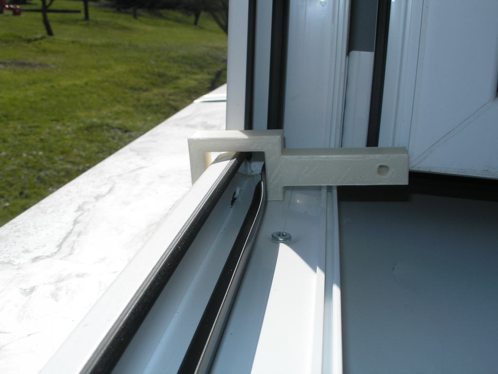 Zarážka na okno s dírou (Window stop with a hole)
