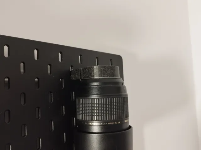 Skadis attachment for Nikon photo lens