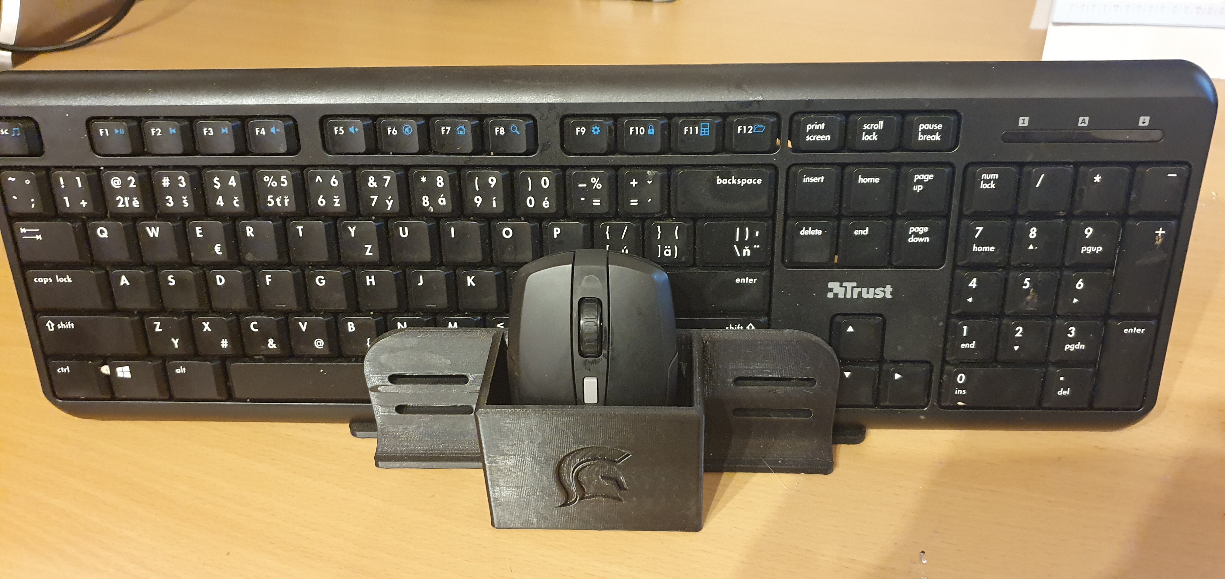 Keyboard and mouse desktop stand