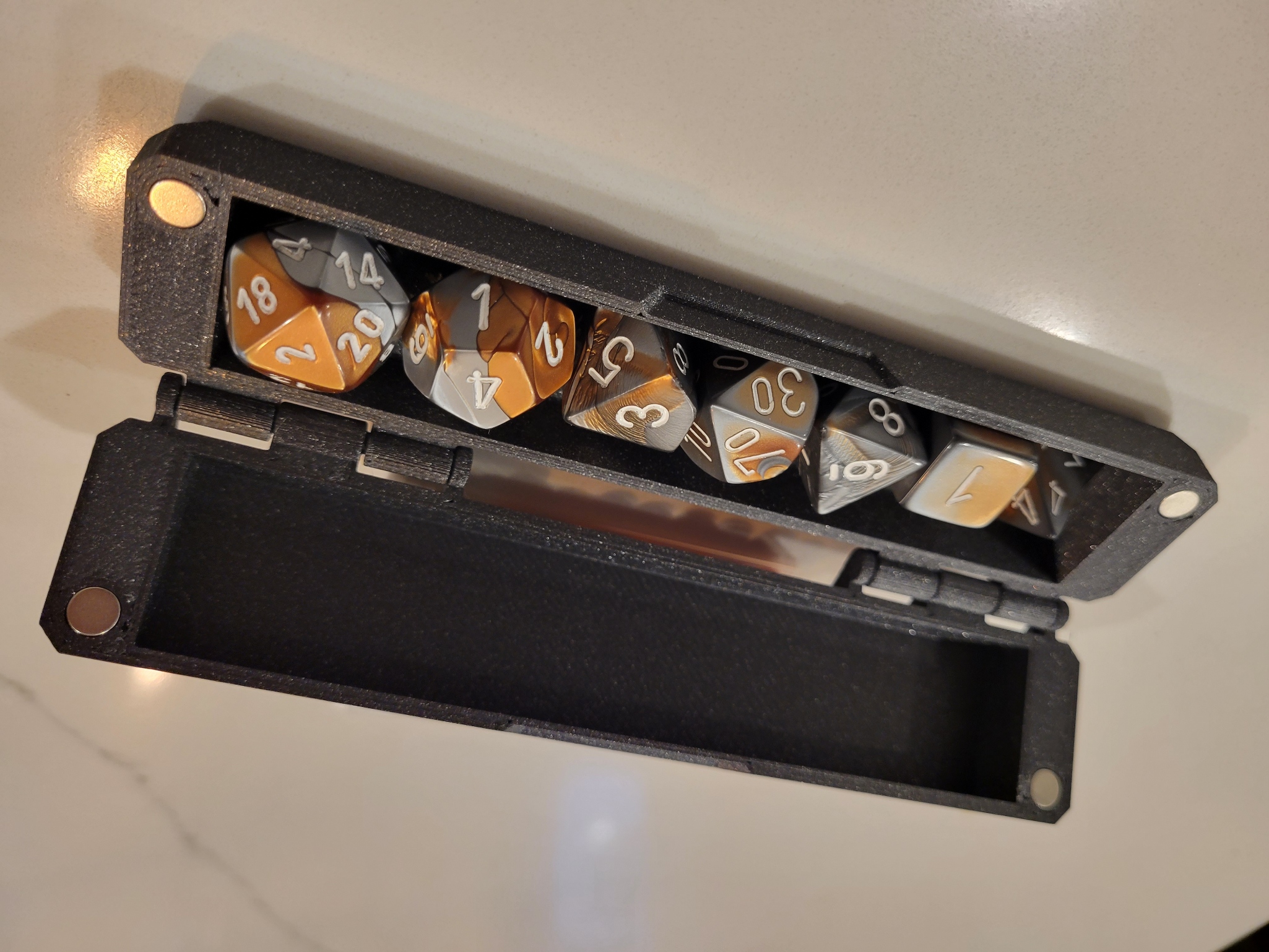 Miniatura 2 do modelo 3D Hex-pattern Hinged Dice Box - Magnetic Closure