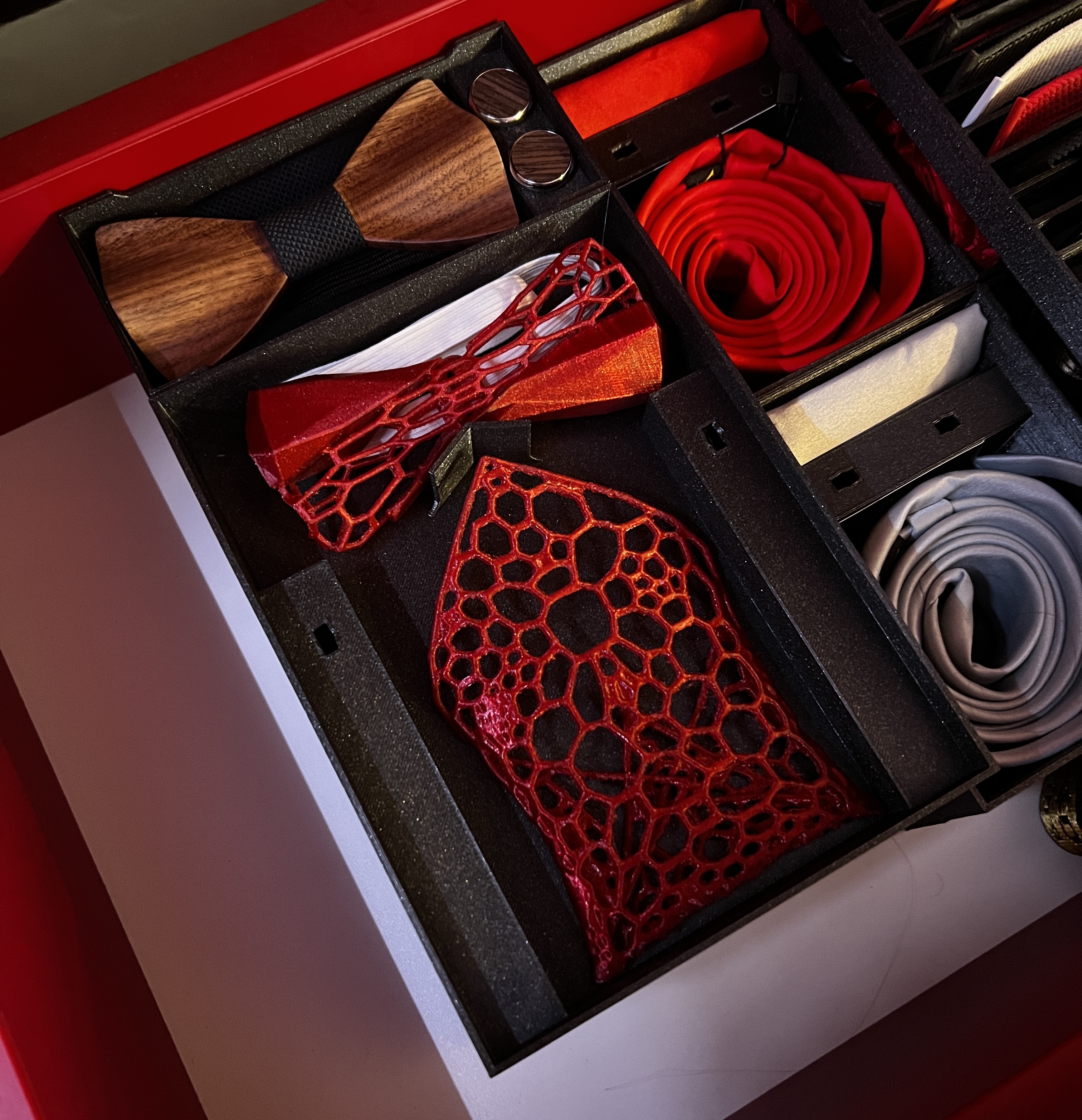 Stackable box for 3D organic bowtie