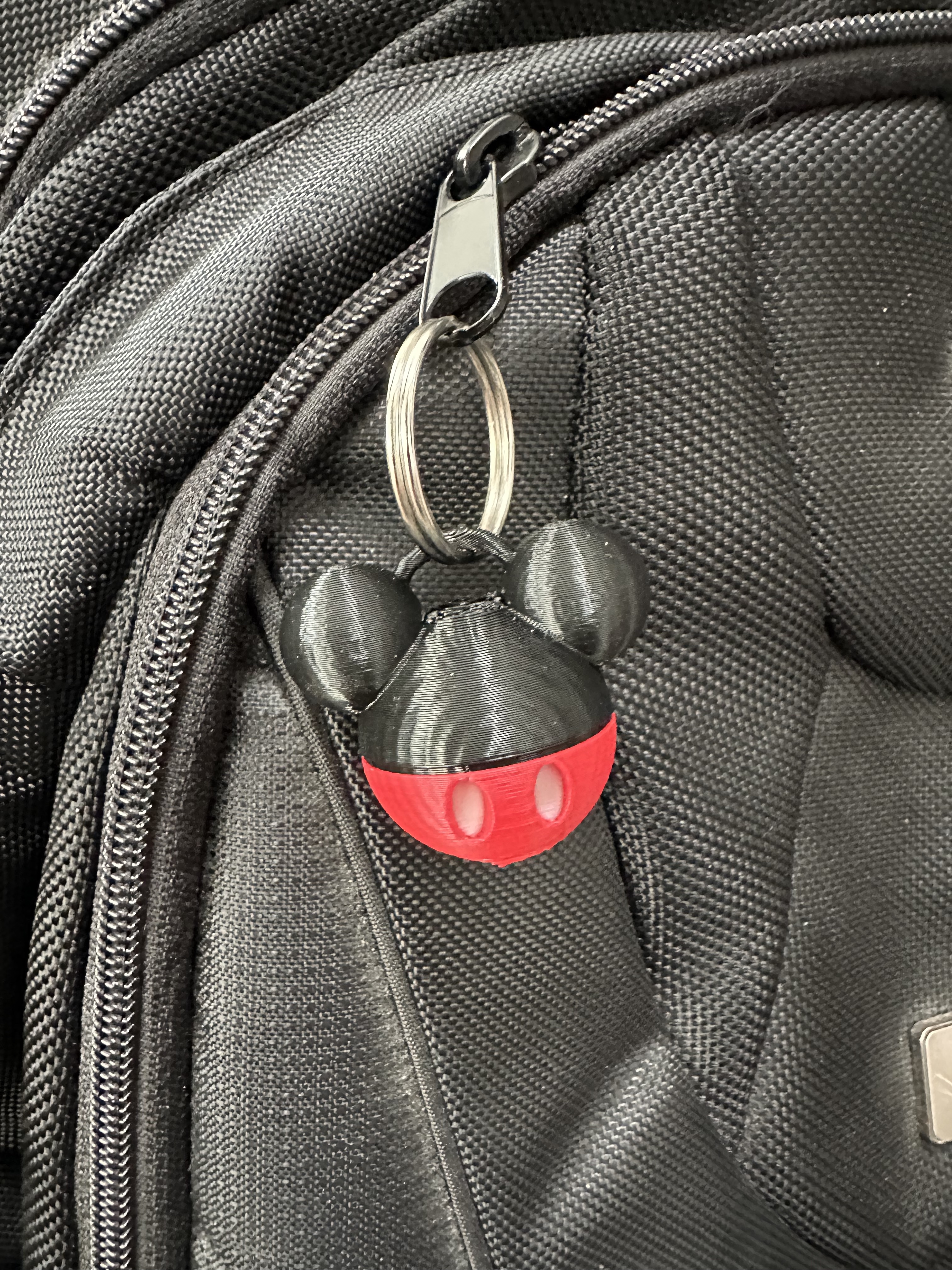 Miniatura 2 do modelo 3D 3D Mickey Keychain Zipper Pull
