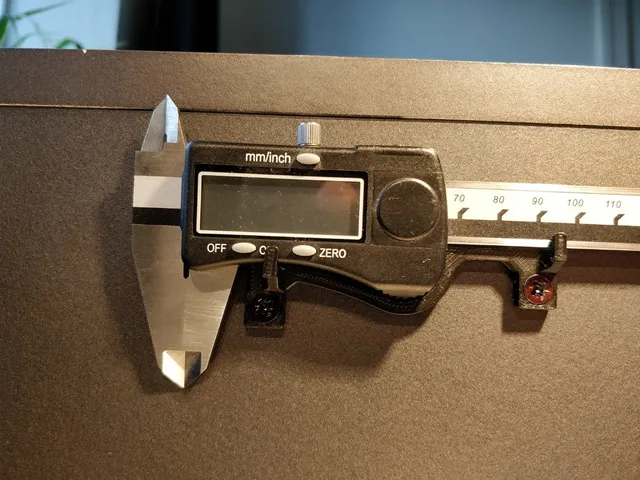 Minimalistic horizontal caliper holder
