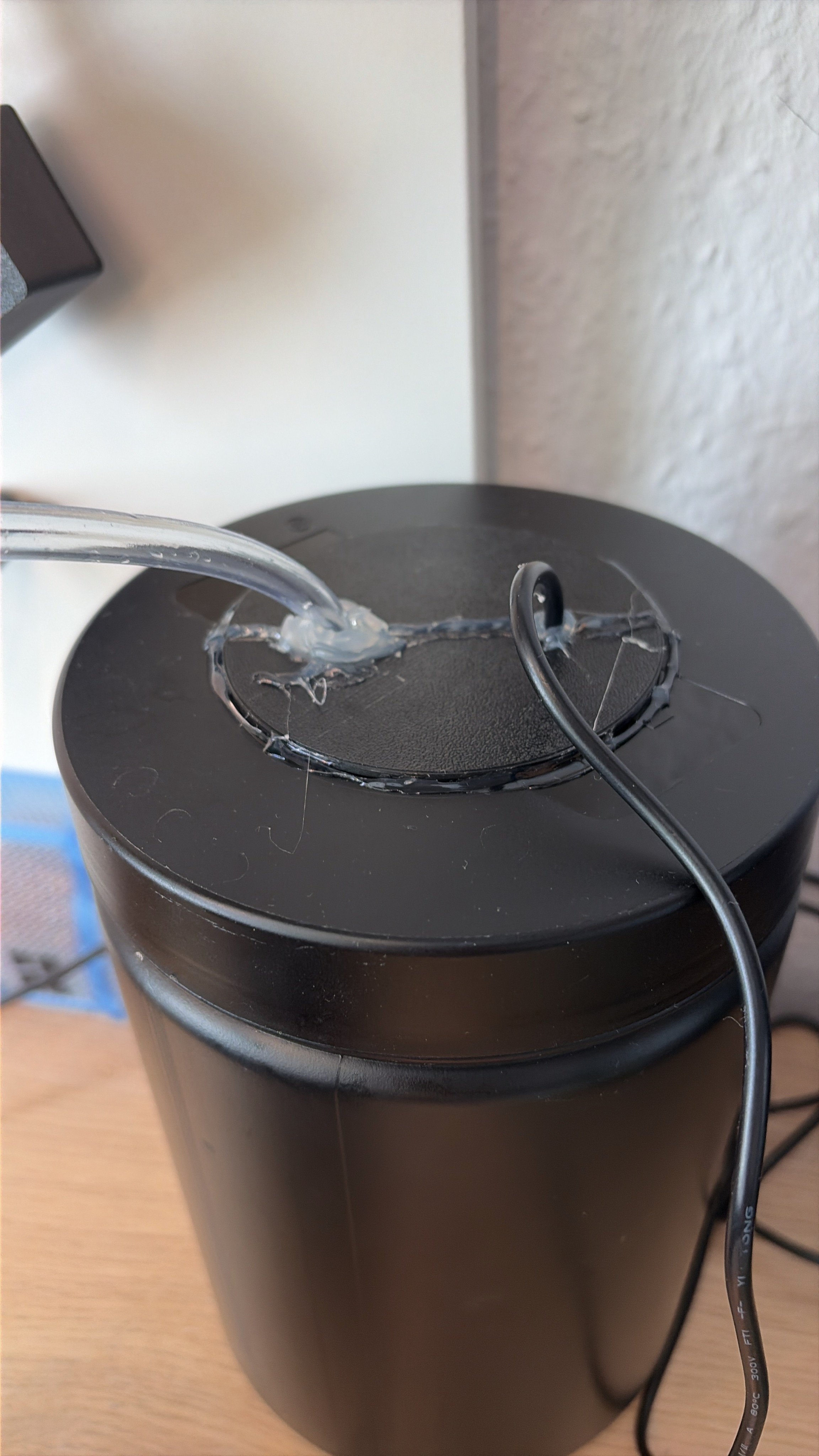 5V/USB Pump Reservoir Lid Pass-Through