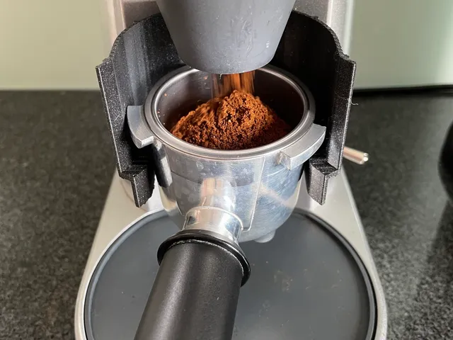 Graef CM800 Advanced portafilter holder with splash guard