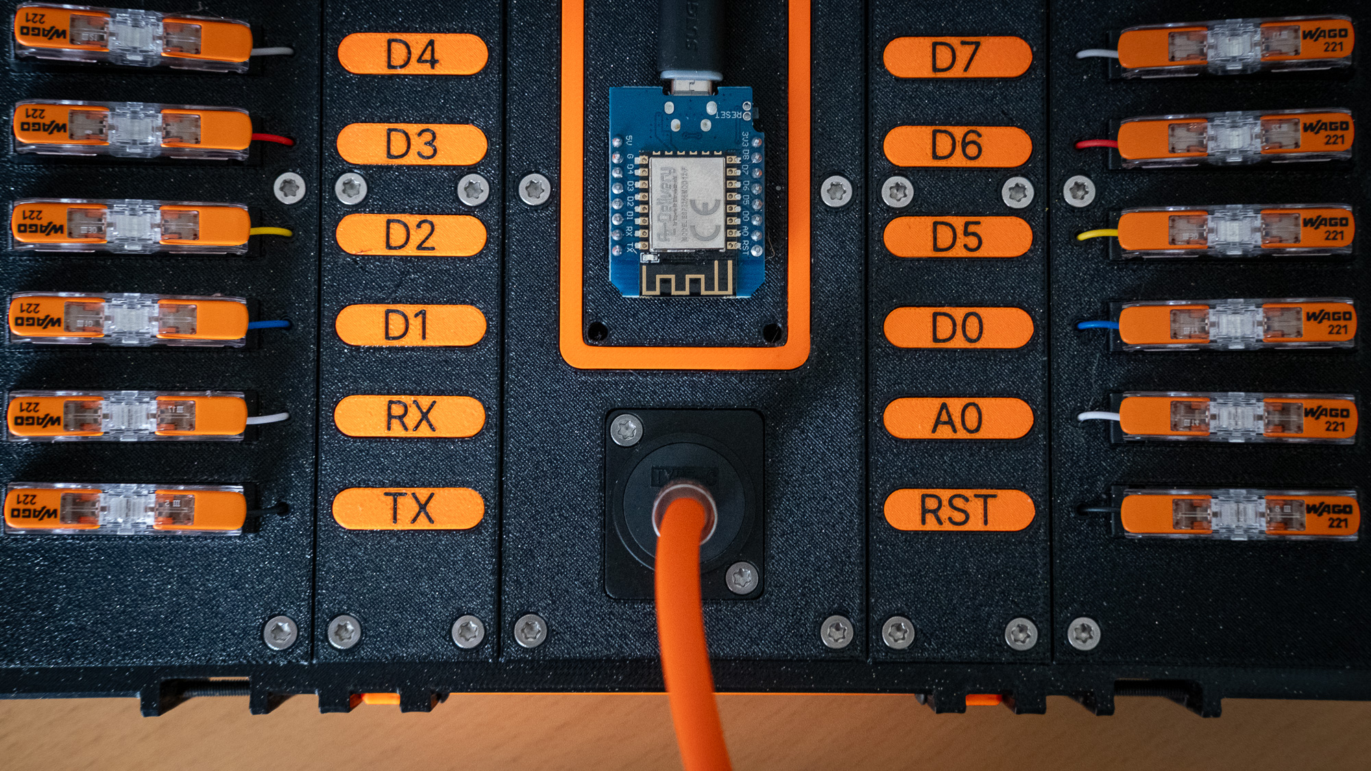 Futuristic ESP8266 development case with Wagos — miniatura 2