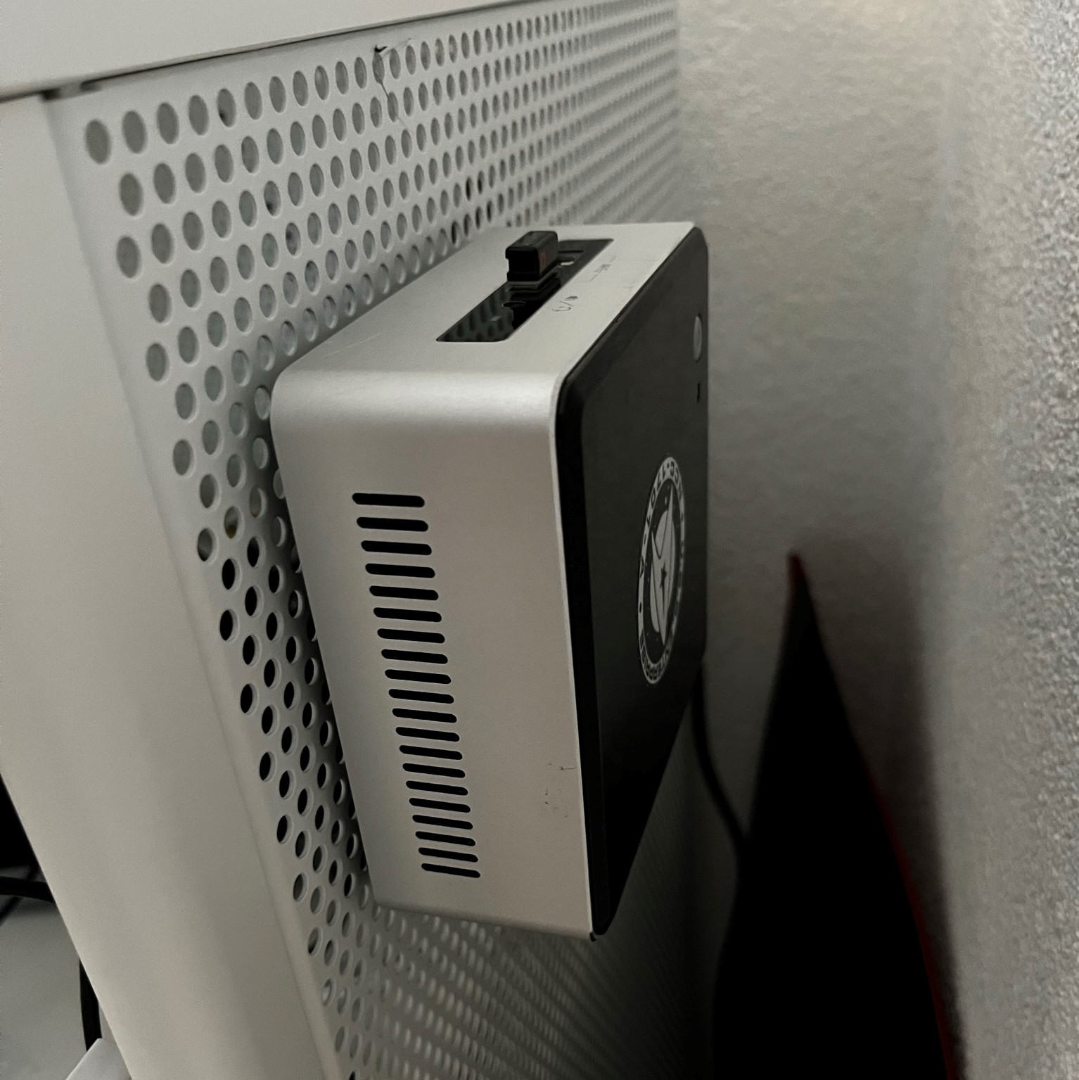 Quick release mount for Intel NUC with base for Ikea Bekant