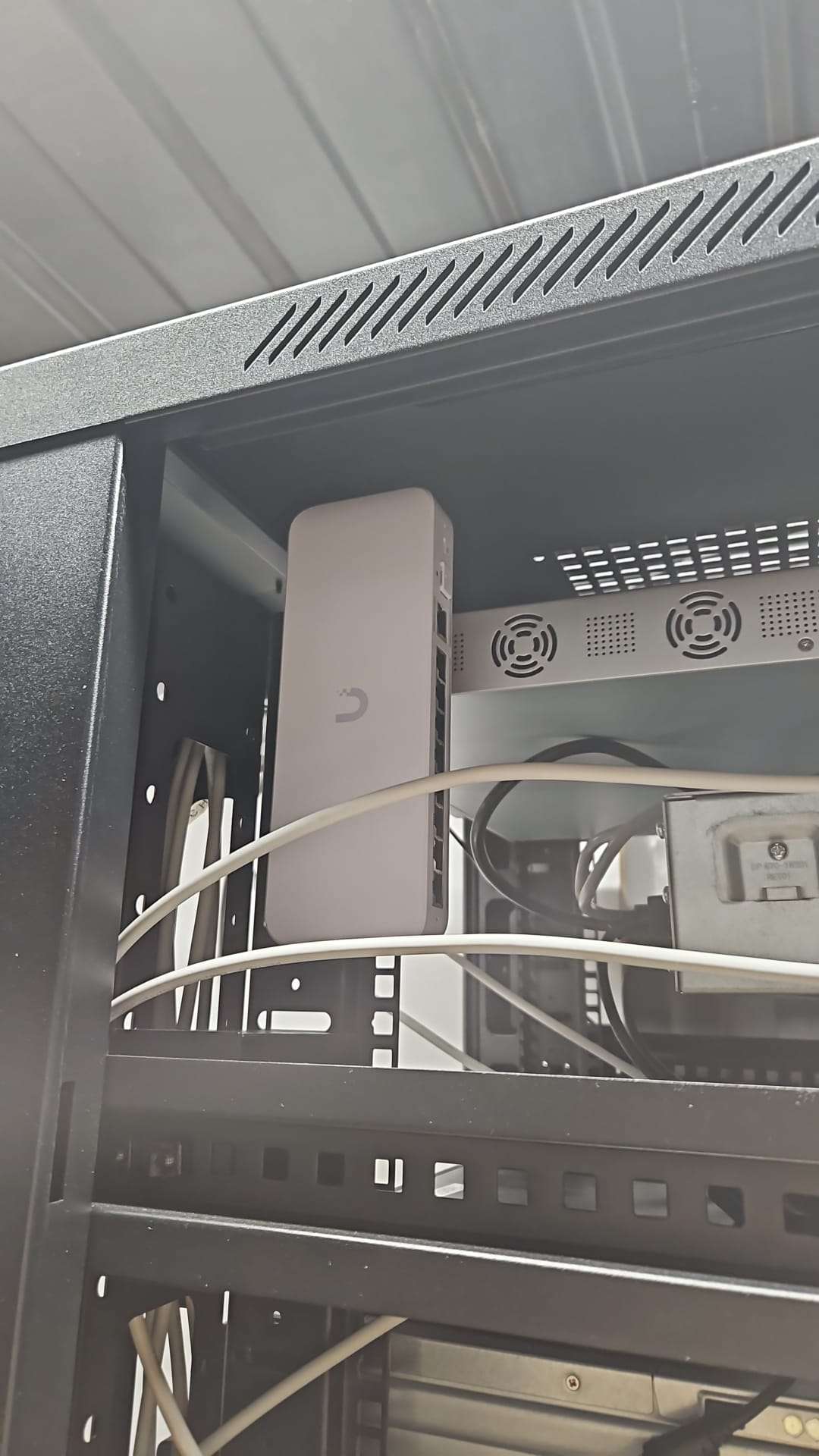 Ubiquiti Flex 2.5G PoE Rack side mount