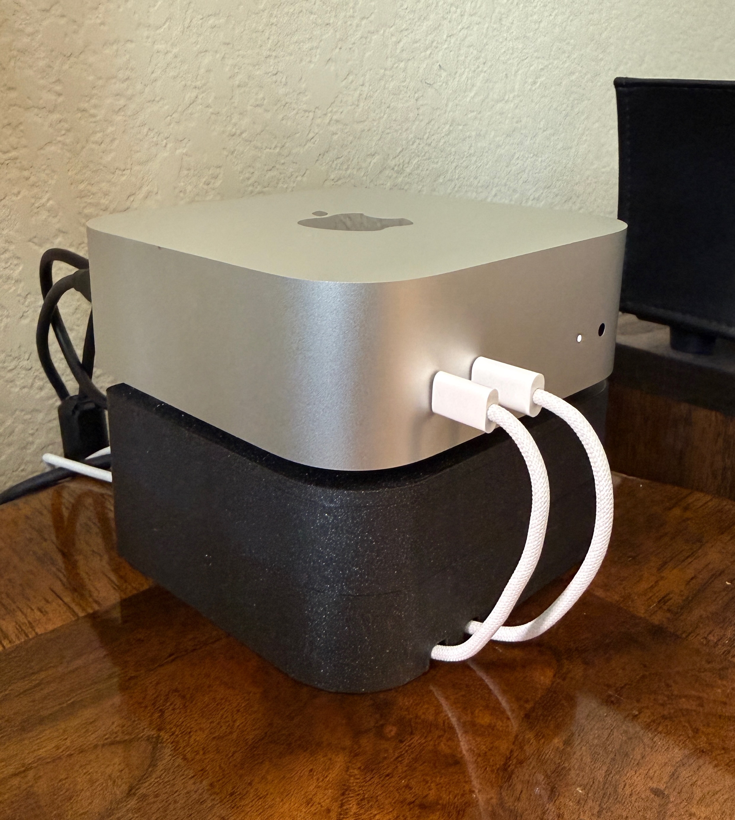Stand with room for multiple SSDs as well as a top fitting a Mac Mini 3D model