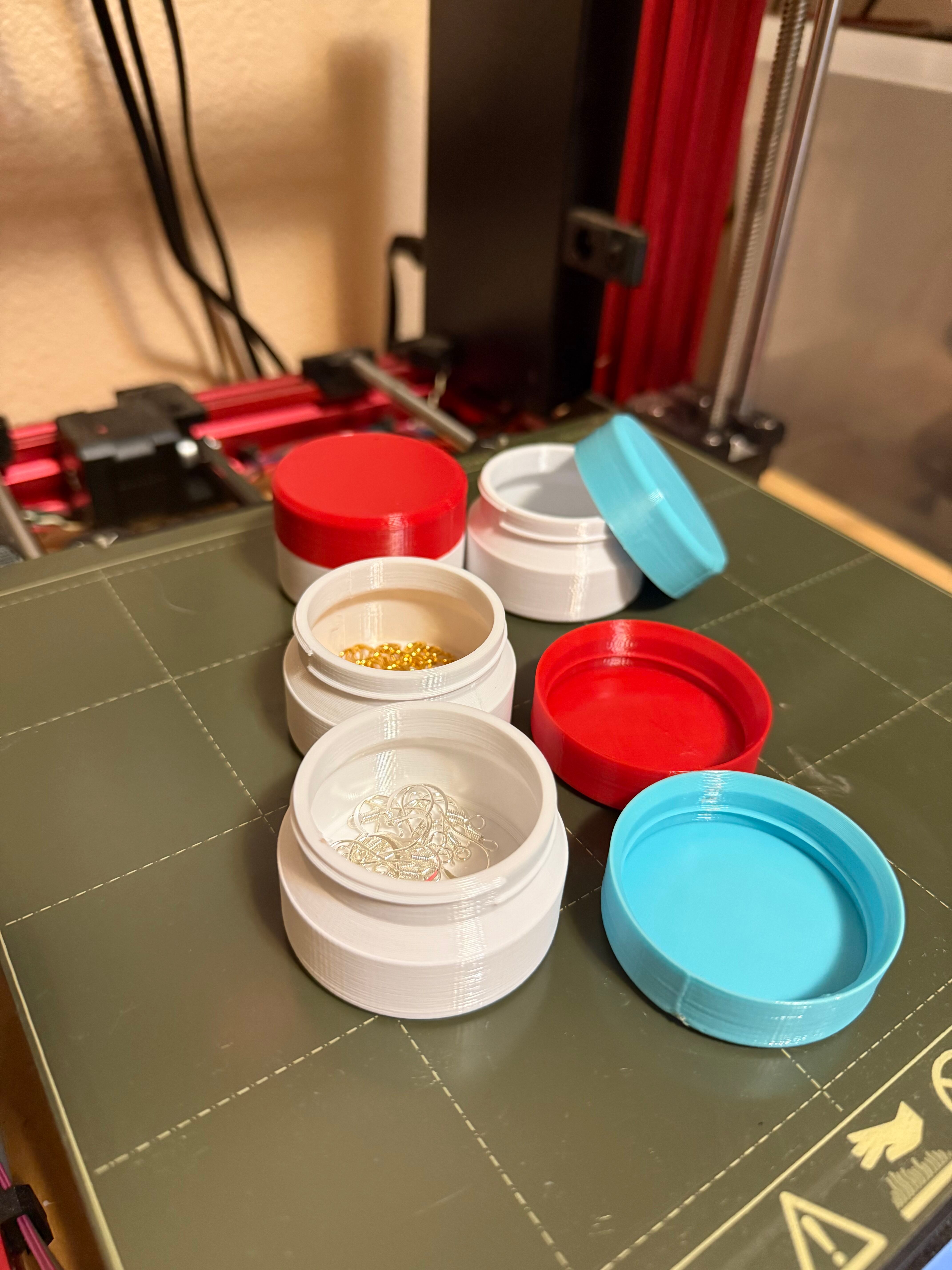 Small screw lid container
