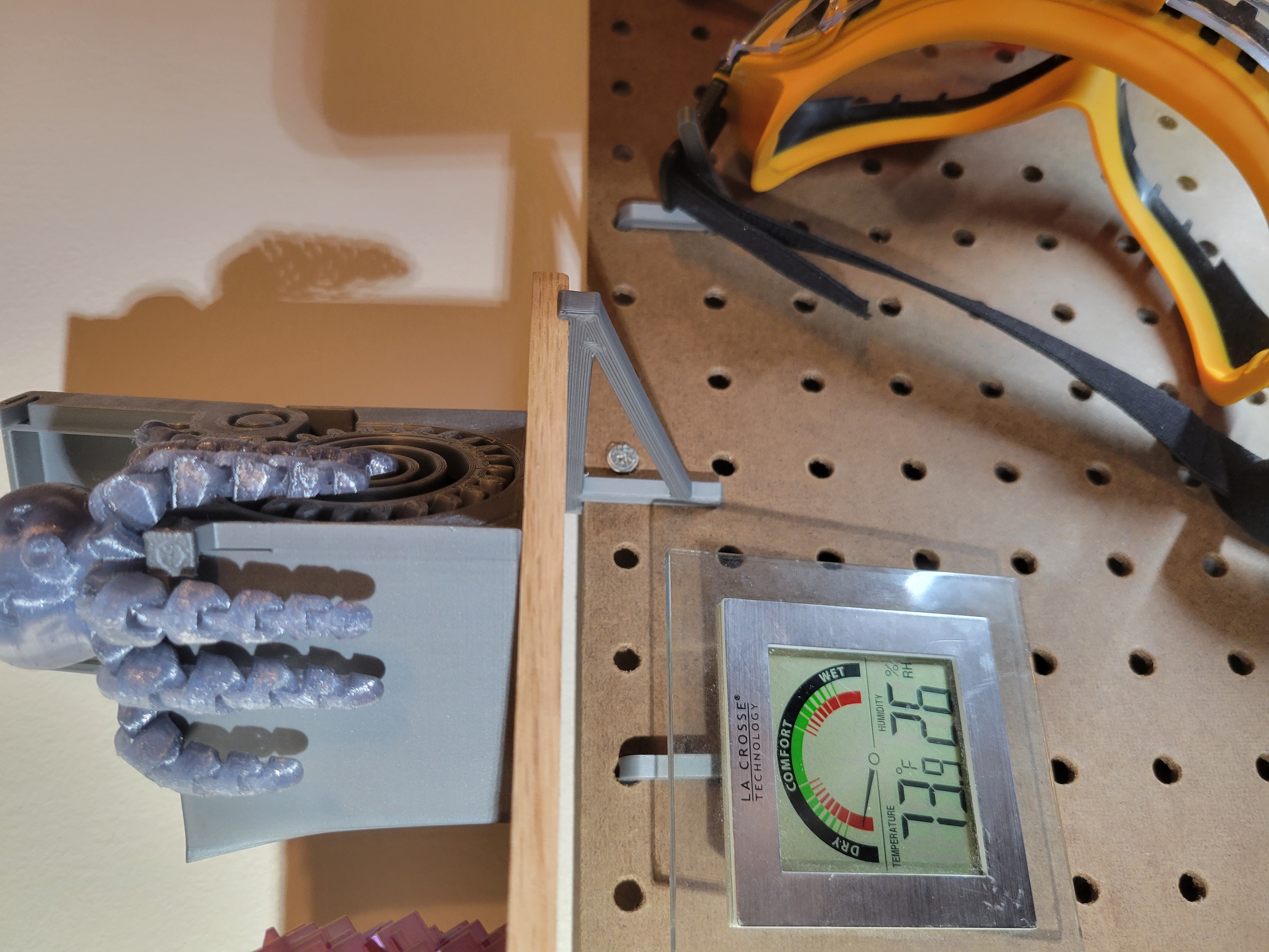 Customizable shelf brackets for pegboard top edge