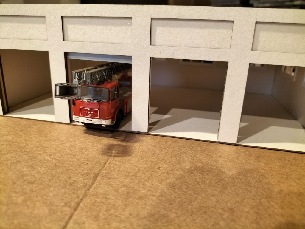 Lasercut & 3D-Print - Fahrzeughalle mit beweglichen Rolltoren H0 / 1:87