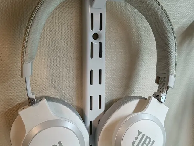 Headset holder for wall rails