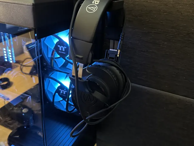 Hyte Y40/Y60 headset hanger