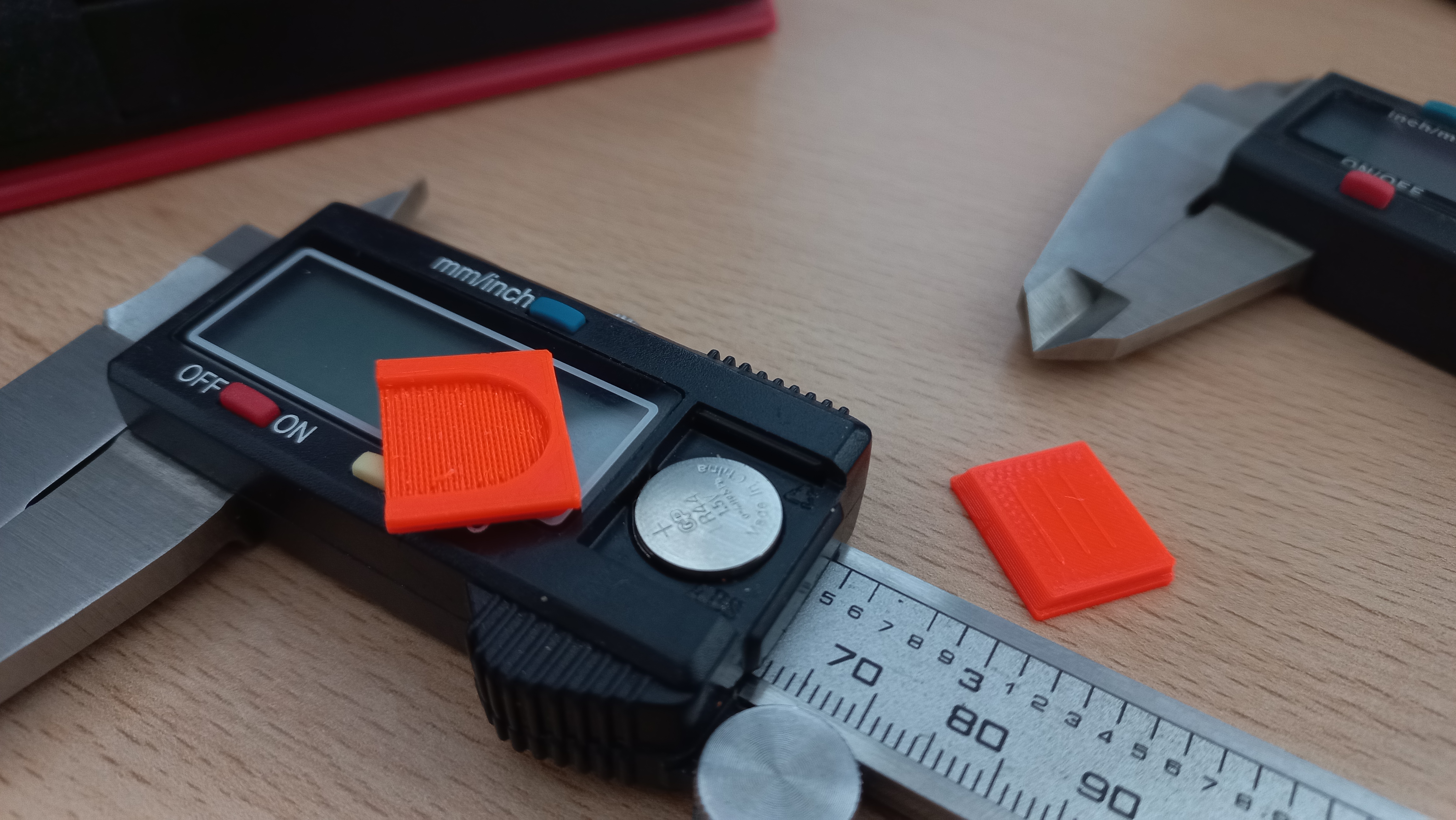 Battery cover for sliding scale (caliper)