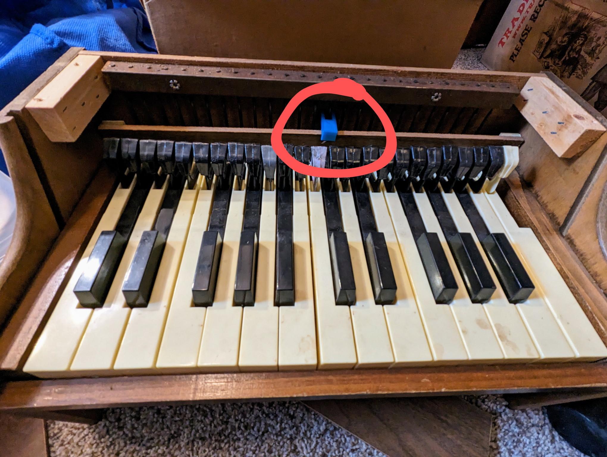 Internal spacer for a Jaymar 25-key toy piano