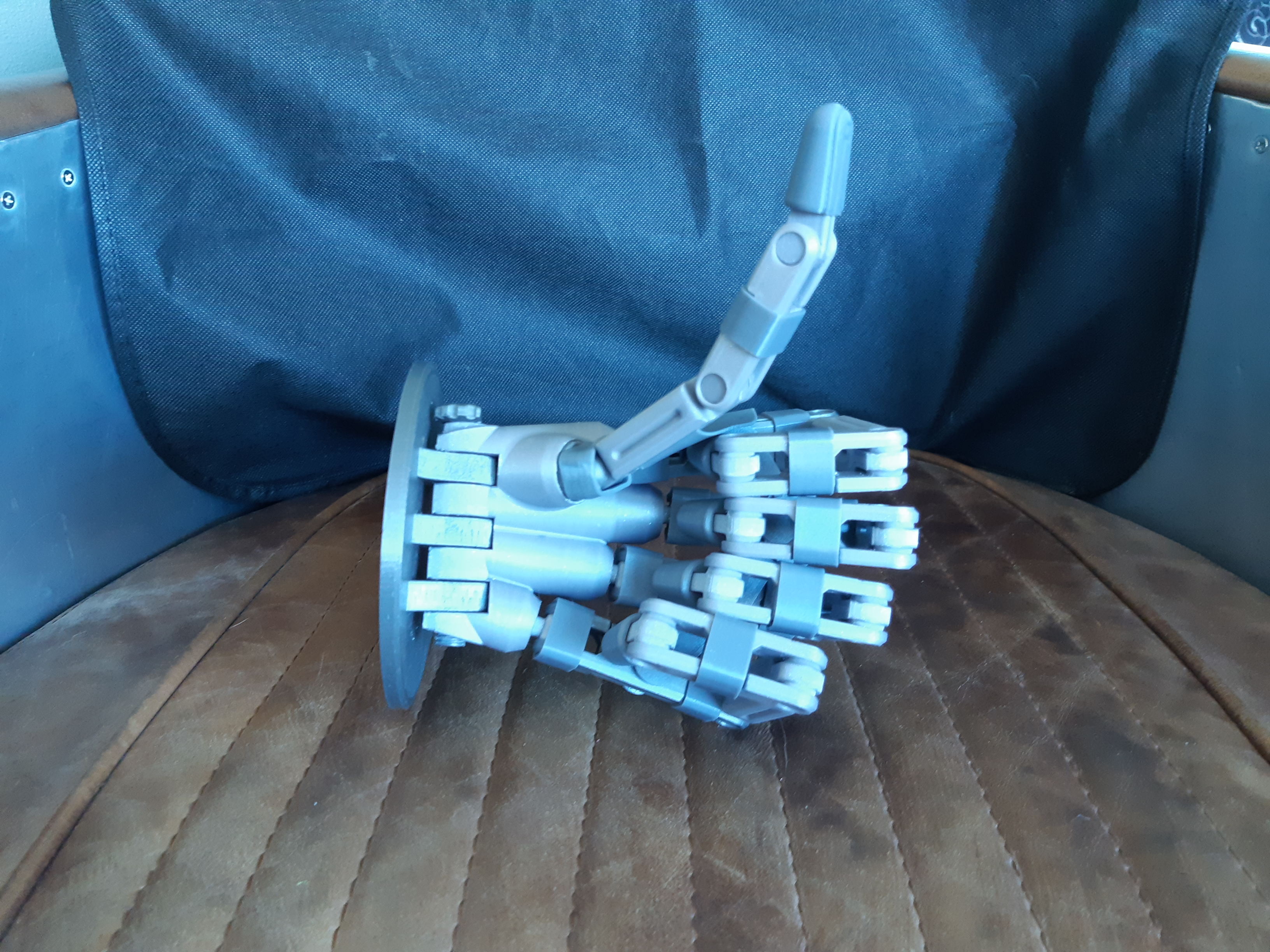 Miniatura 4 do modelo 3D Robot Hand - Stand