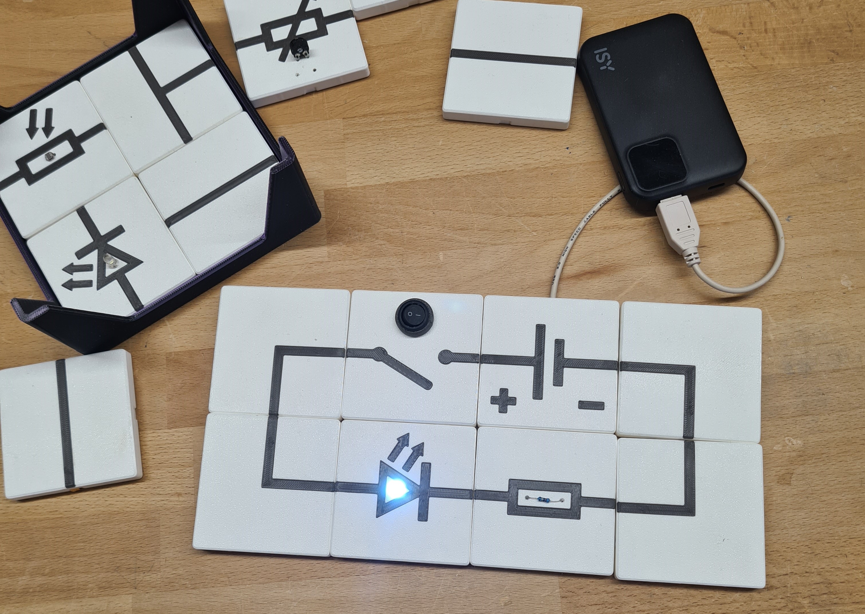 Modular Circuit Teaching Tiles — Didaktische Stromkreis-Kacheln