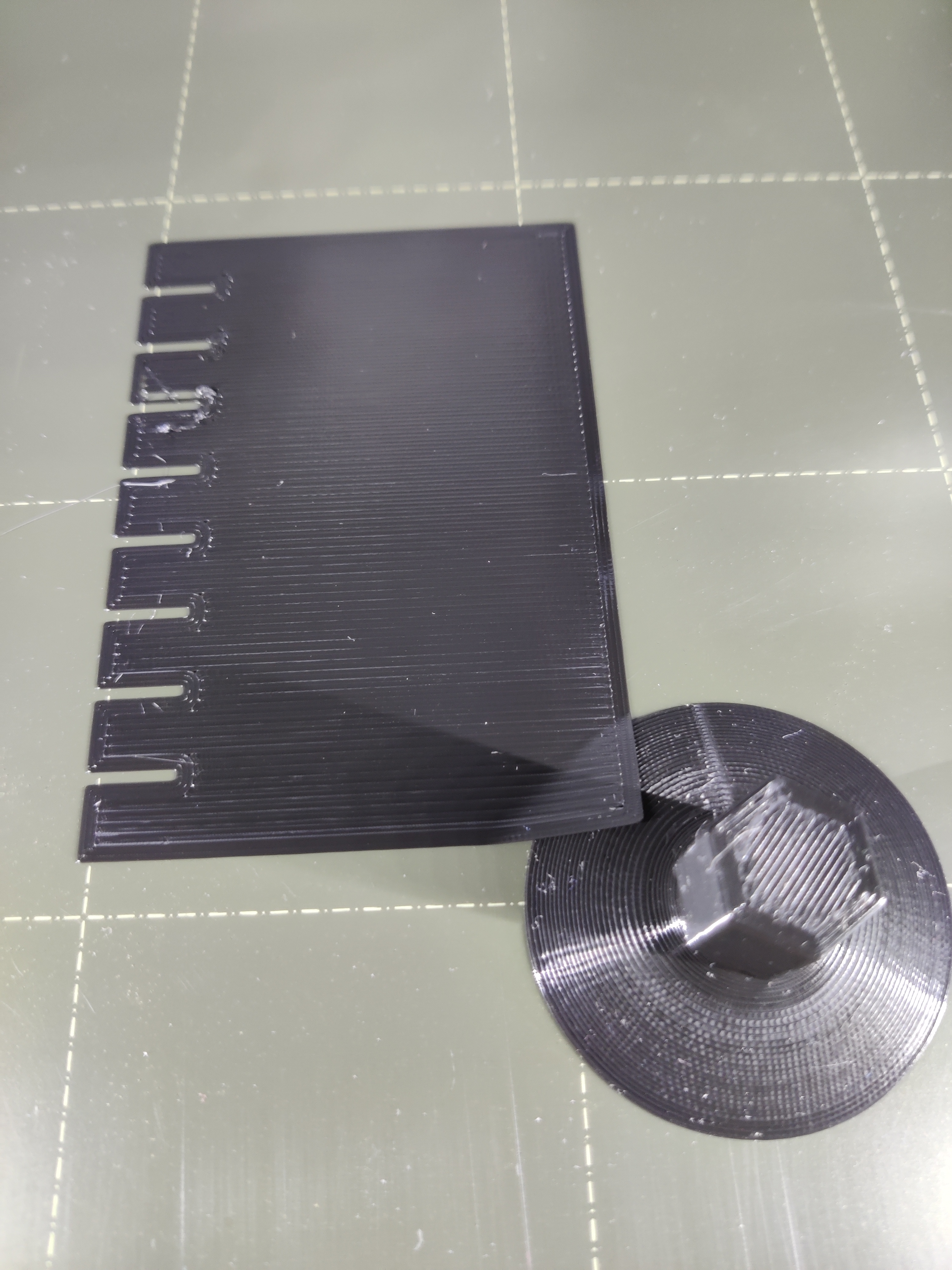 Thin layers scraper hex handle - attachable to the frame.