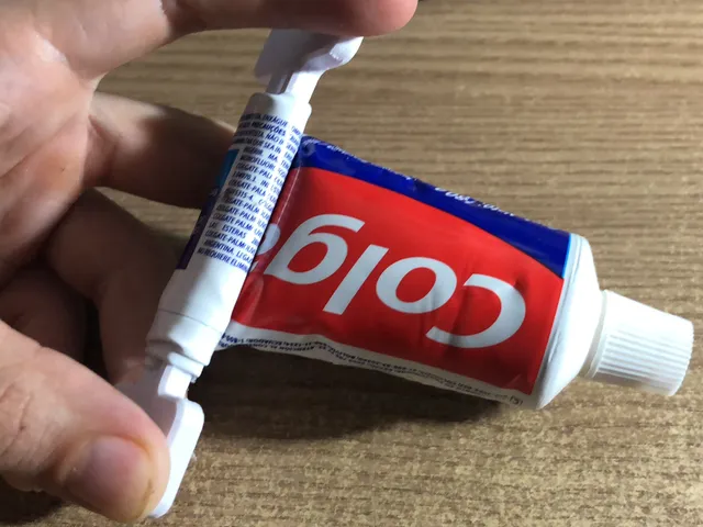 Double Grip Tube Squeezer for less torsion stress