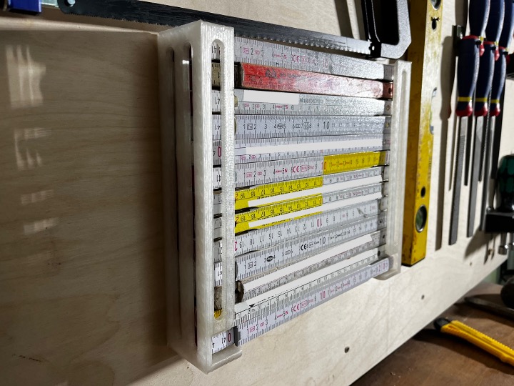 Dispenser for folding rulers / Spender für Gliedermaßstäbe