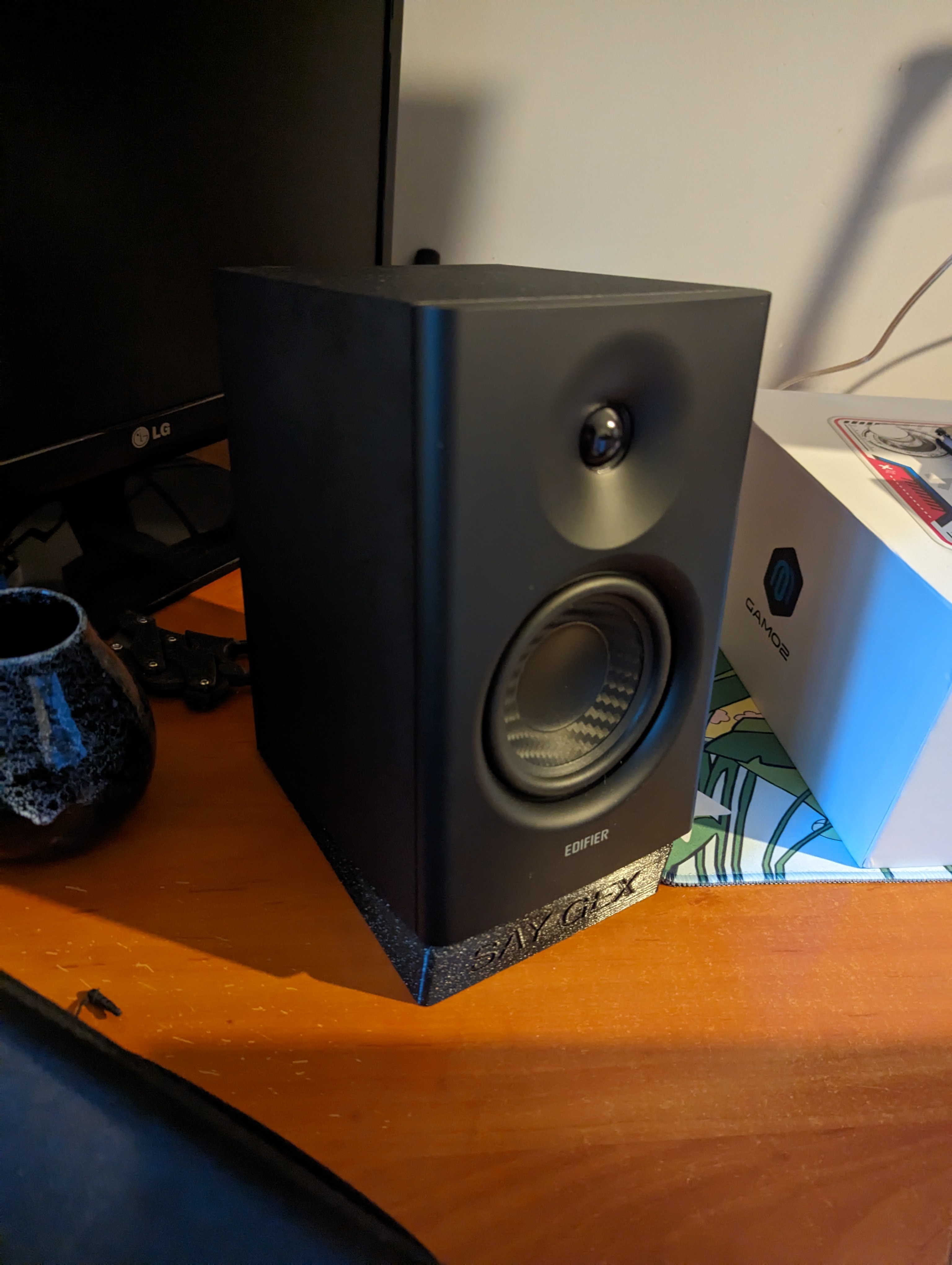 Edifier MR4 studio monitor stand