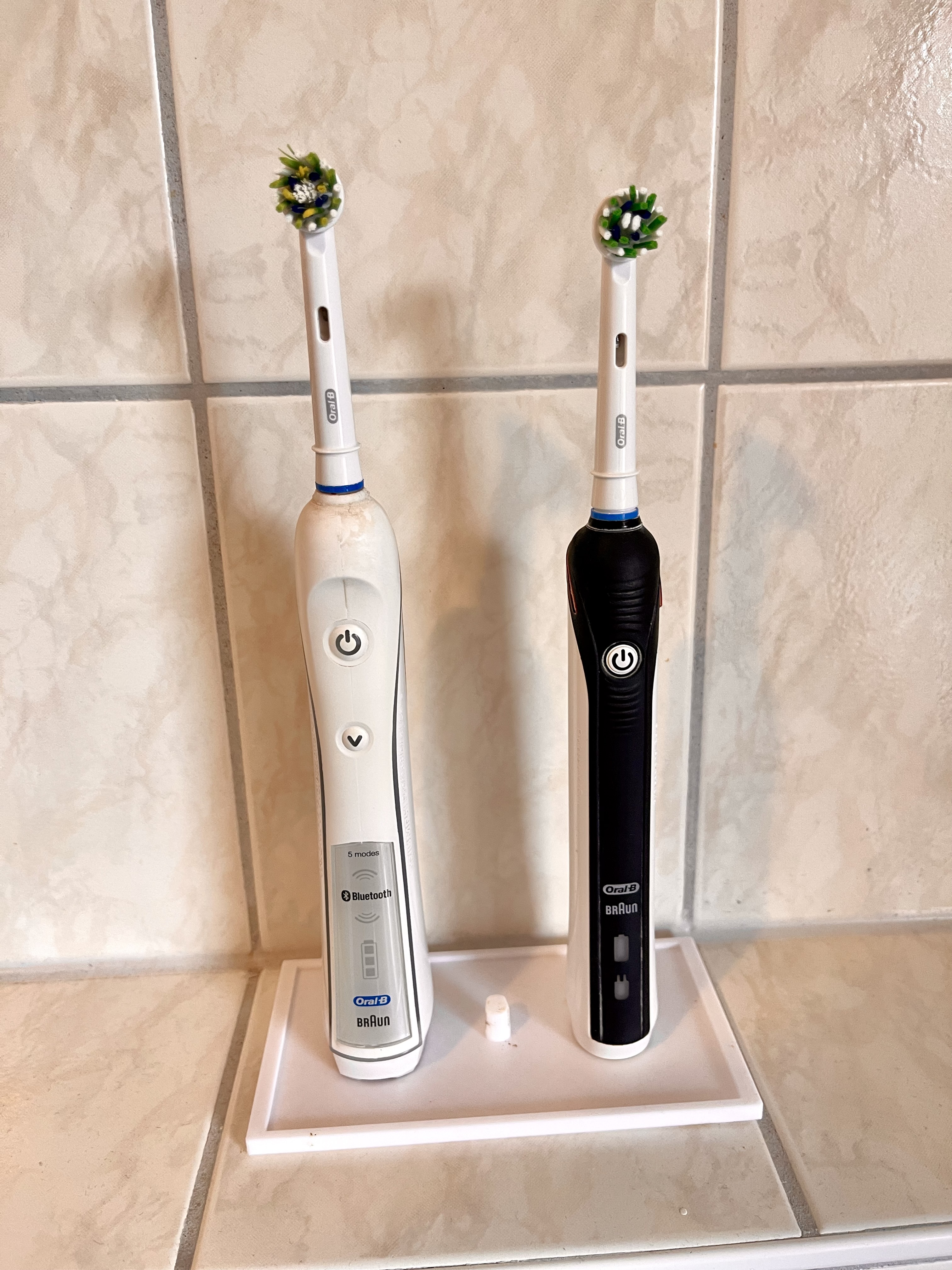 Kompakter Oral-B Halter für 3 elektrische Oral-B Zahnbürsten