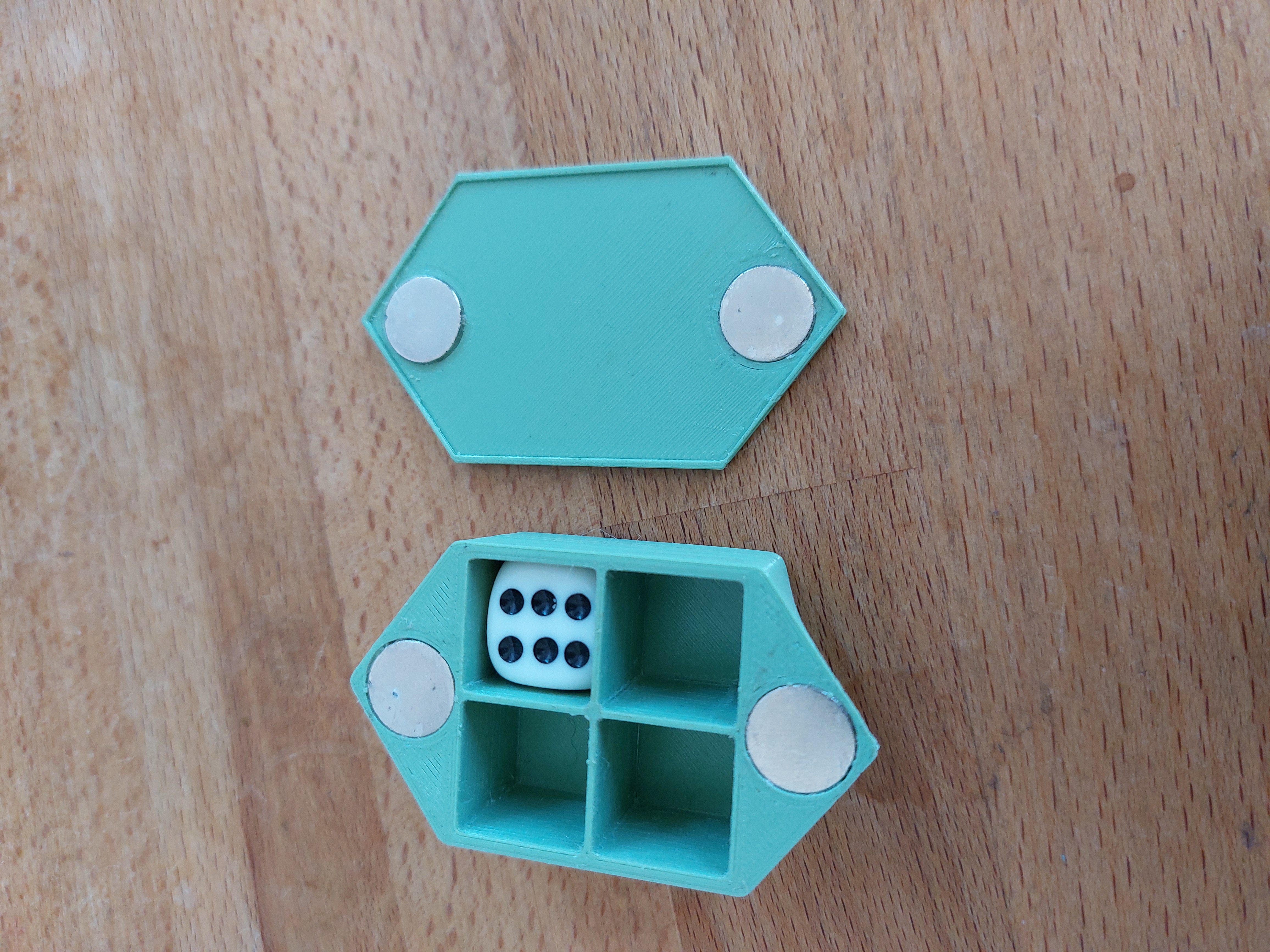 Travel-Dicebox for 4 dice