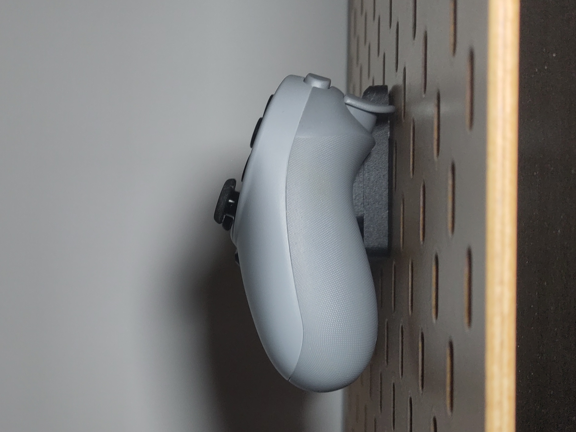 Miniatura 3 do modelo 3D IKEA SKADIS 8BitDo Pro 2 Controller Holder