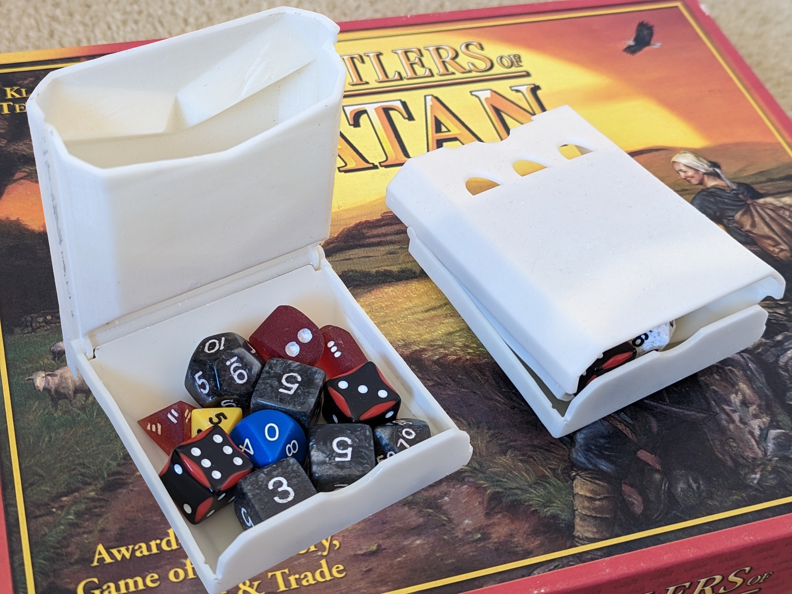 Easy print foldable dice tower and snap-shut box