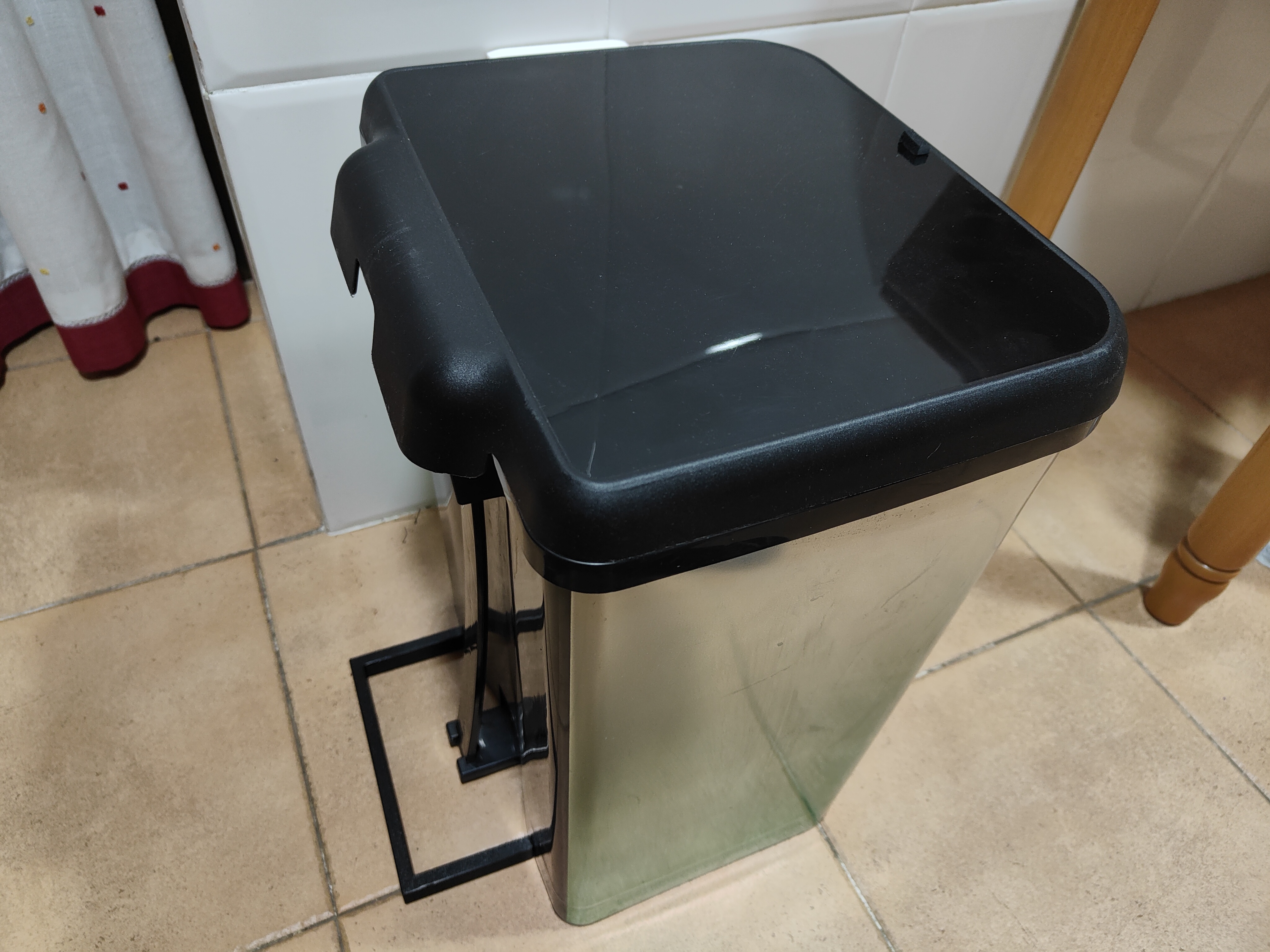 Rear stopper for dustbin — miniatura 3