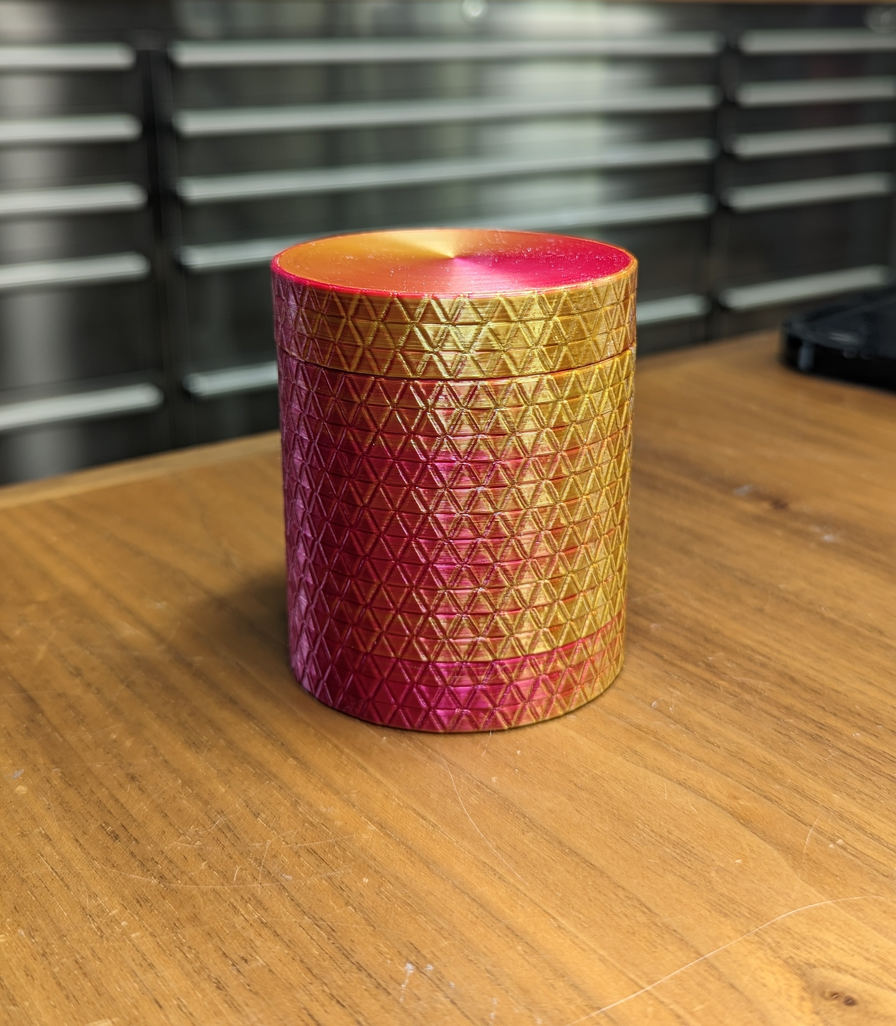Miniatura 2 do modelo 3D Cylindrical Jar with Triangle Pattern & Threaded Lid