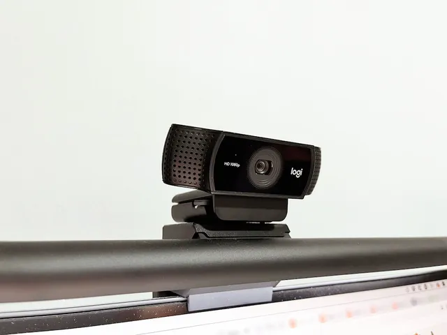Logitech C922 Webcam mount for Xiaomi Mi Light Bar