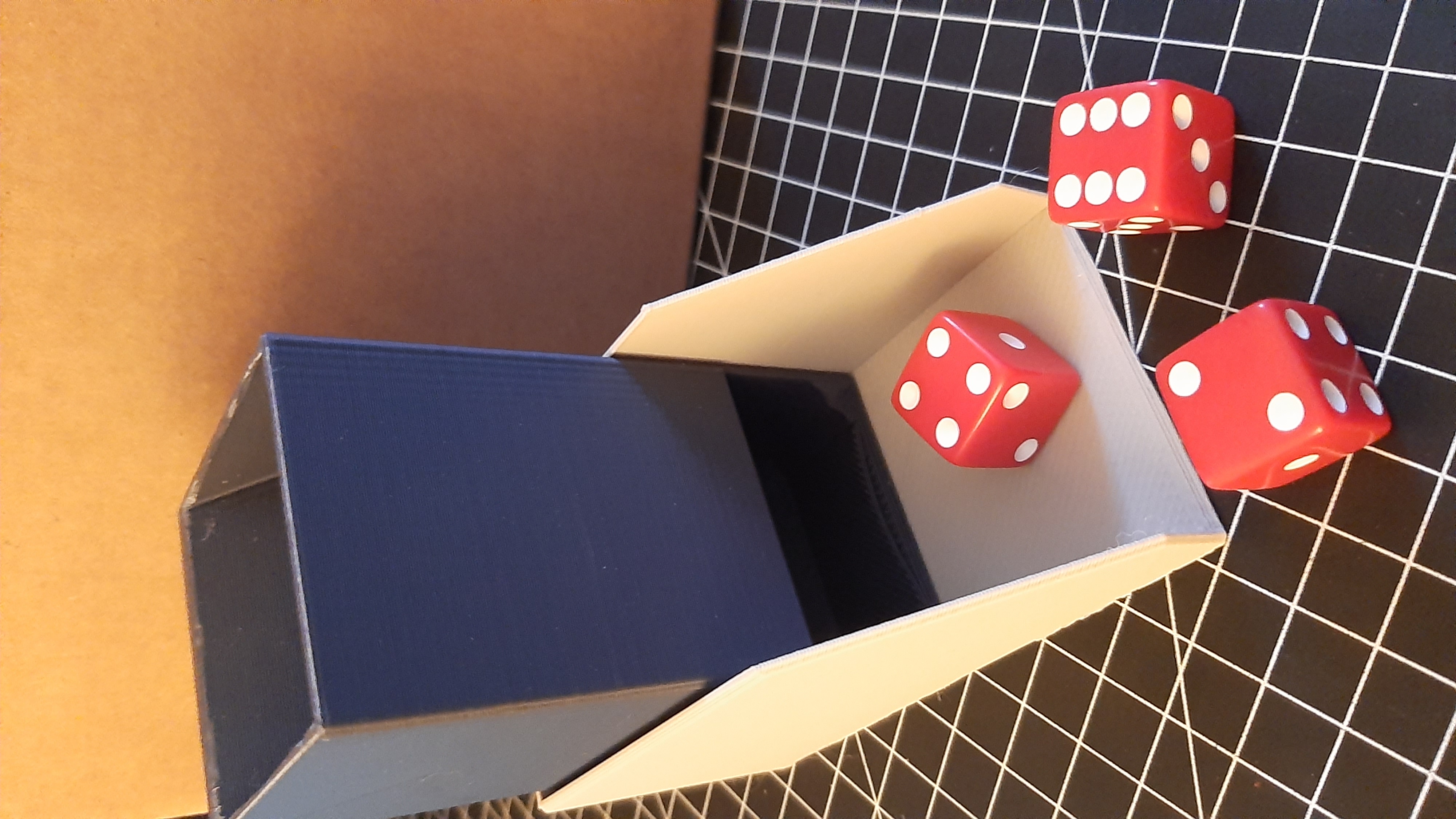 Dicer 9000 Dice tower for the go by LukiDerDritte Download free STL