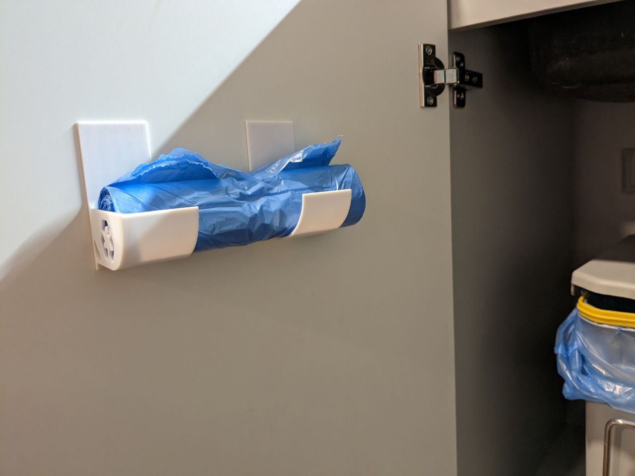 Trash Bag Roll Holder (remix, without side wall) by Yurii Morozov Download free STL model