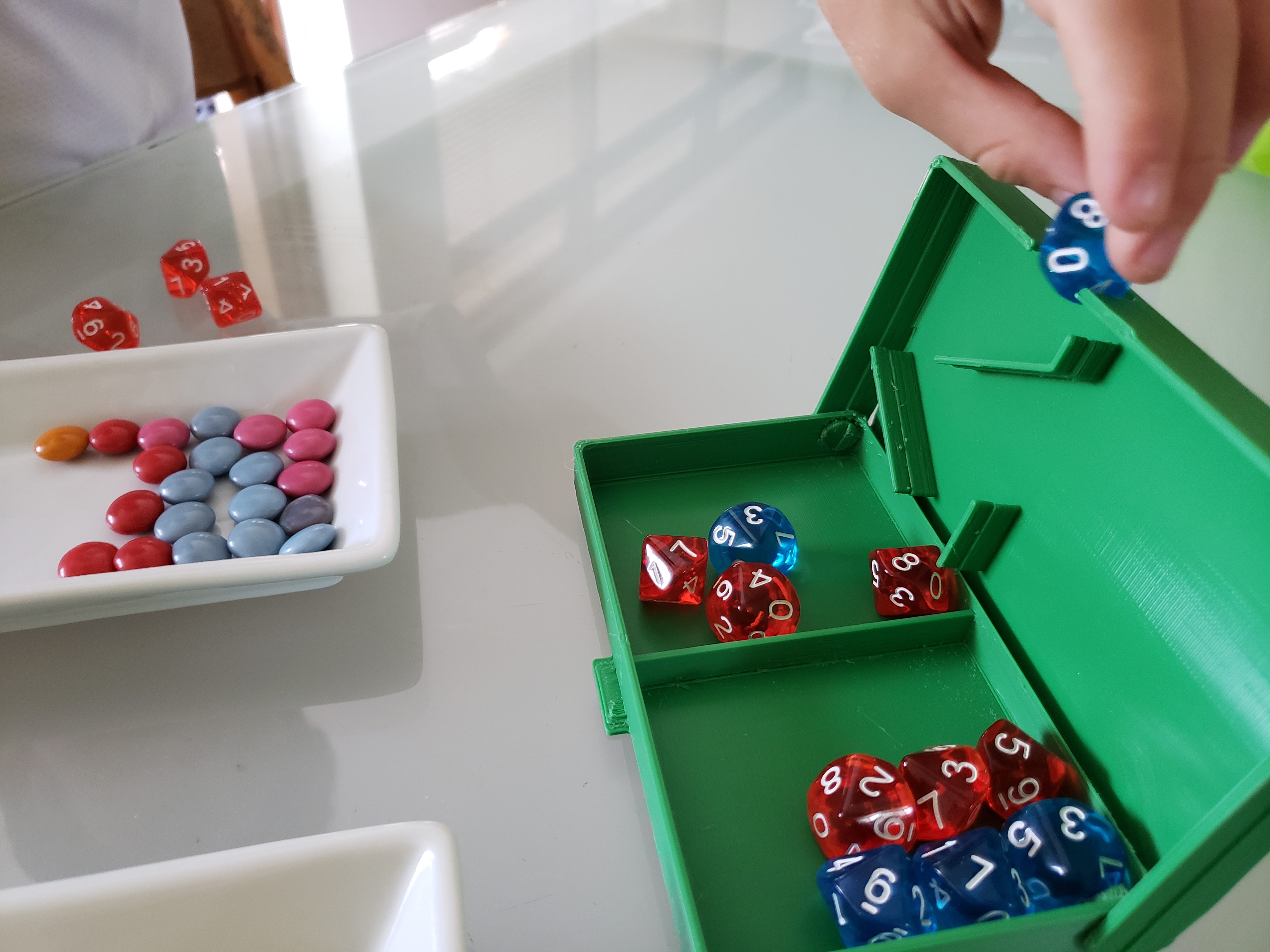 Pocket dice box (sort of dice tower & Catch tray)