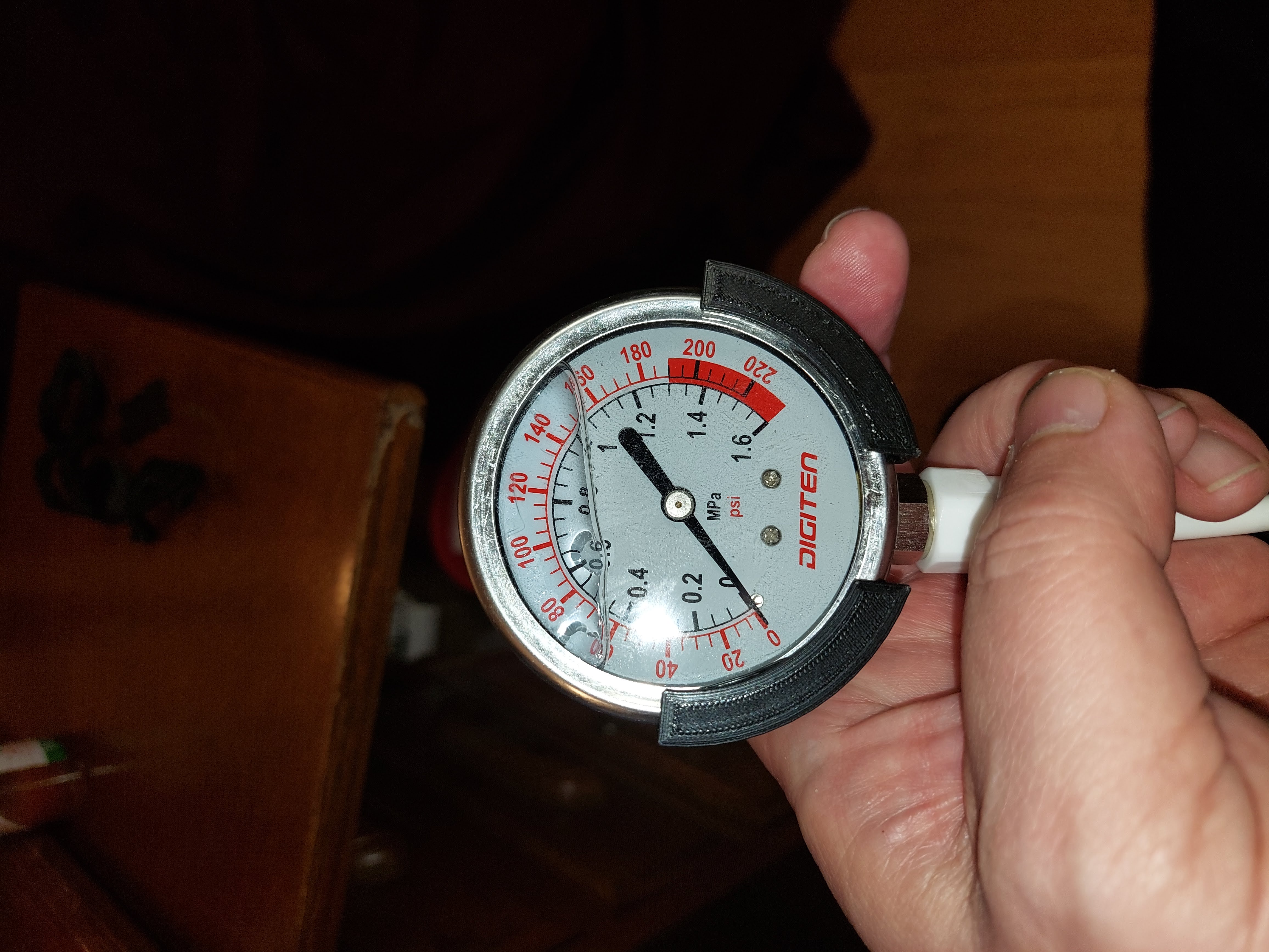 Magnetic mount for 68mm pressure gauge