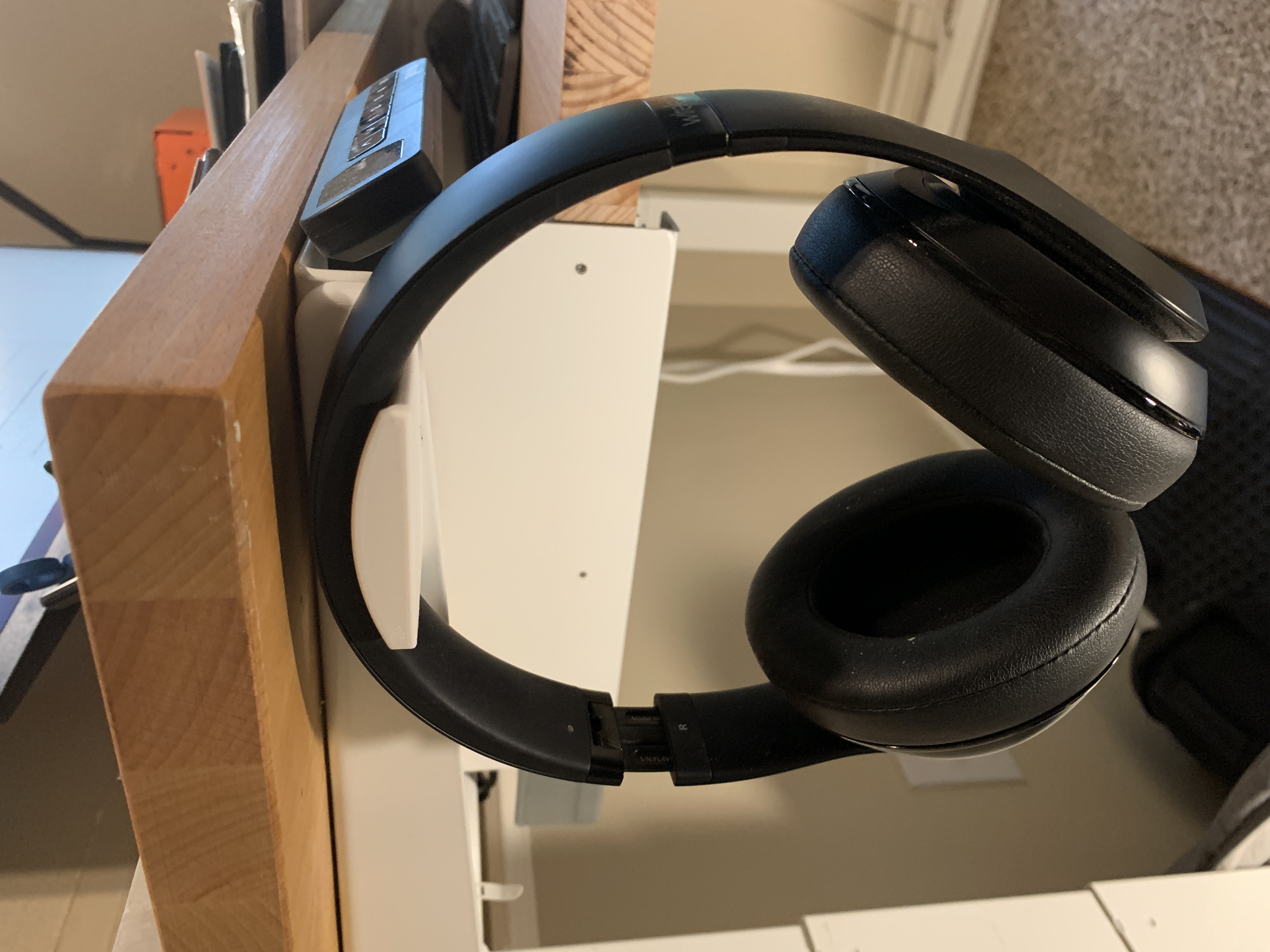 Magnetic headphone mount for standing desks