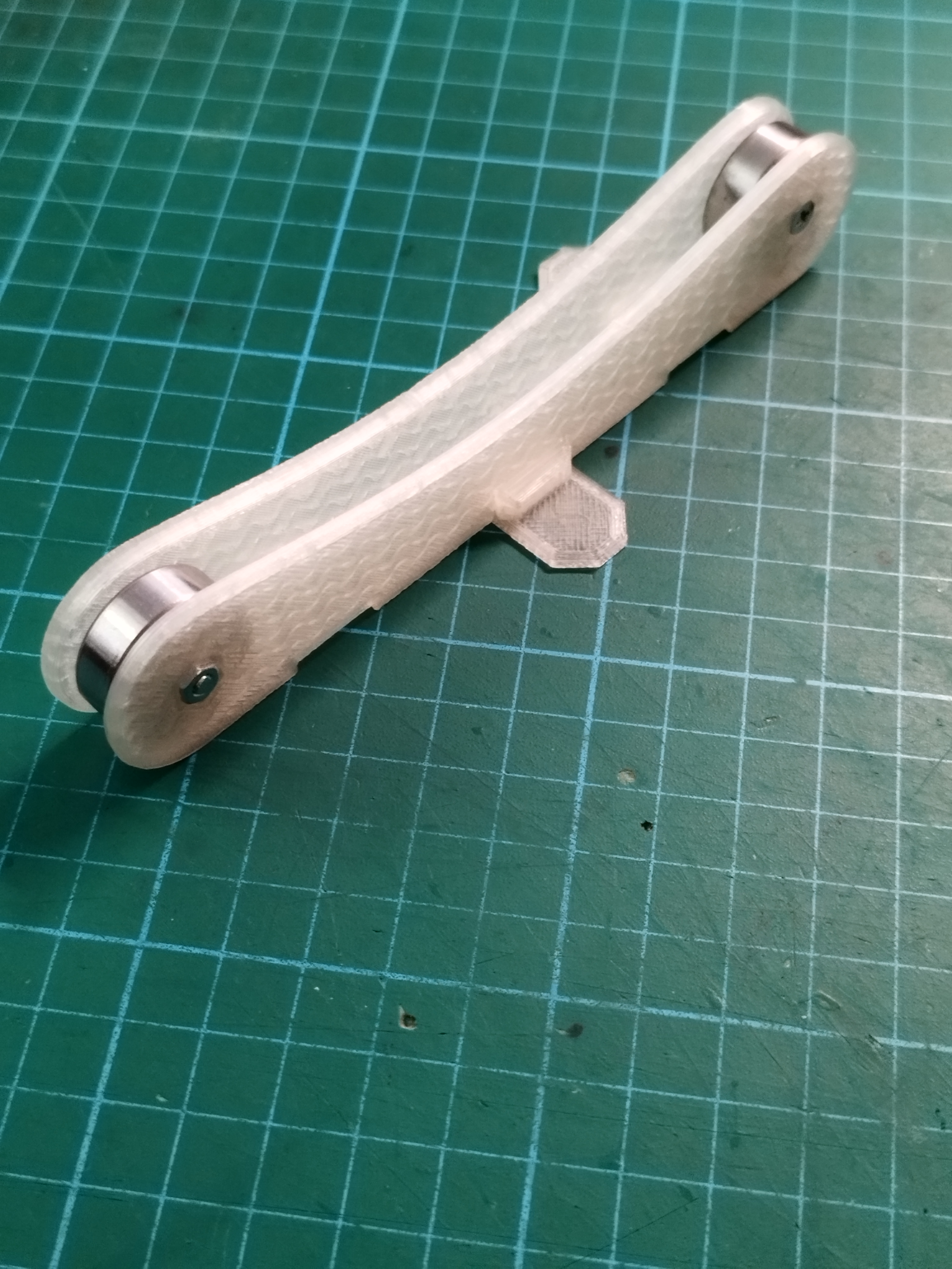 low-profile spool holder with feet