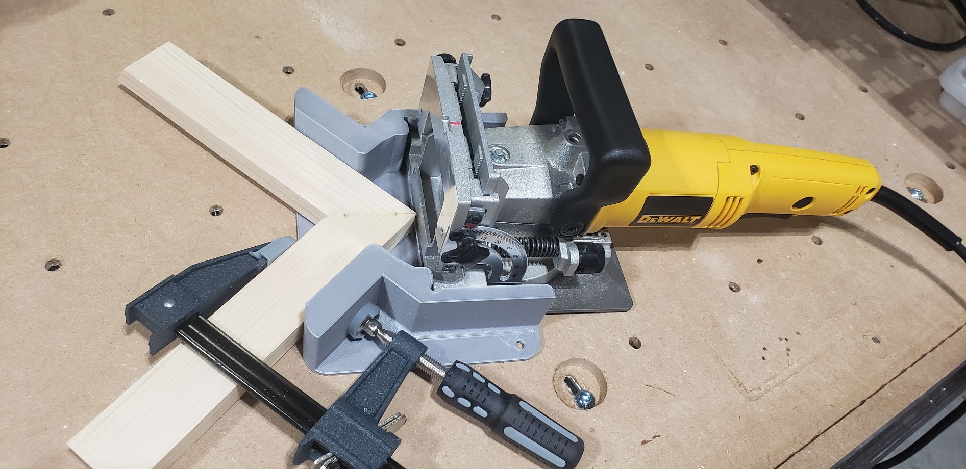 Spline Jig For Dewalt Biscuit Joiner by MattStultz Download free STL