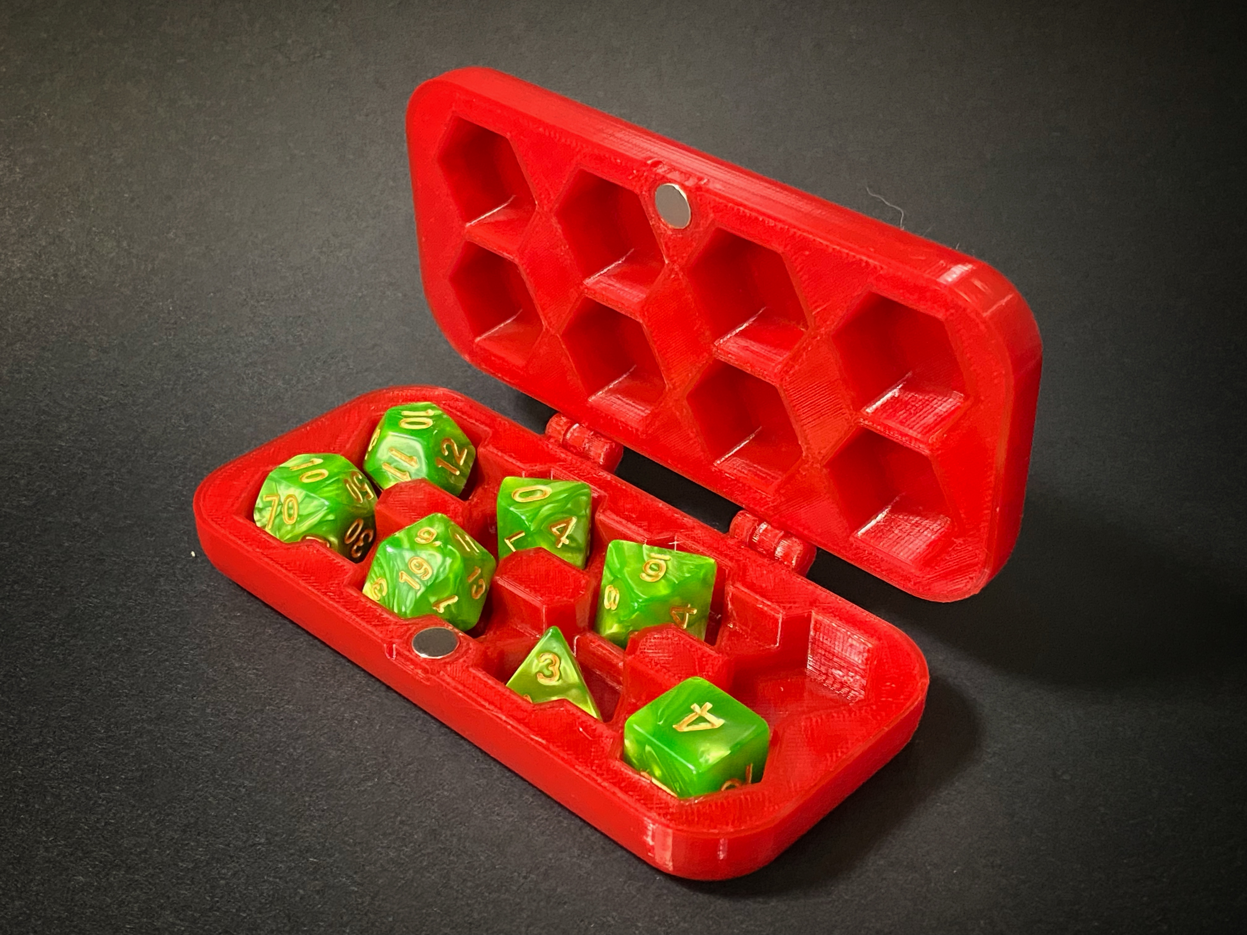 Print-in-place hinged dice case