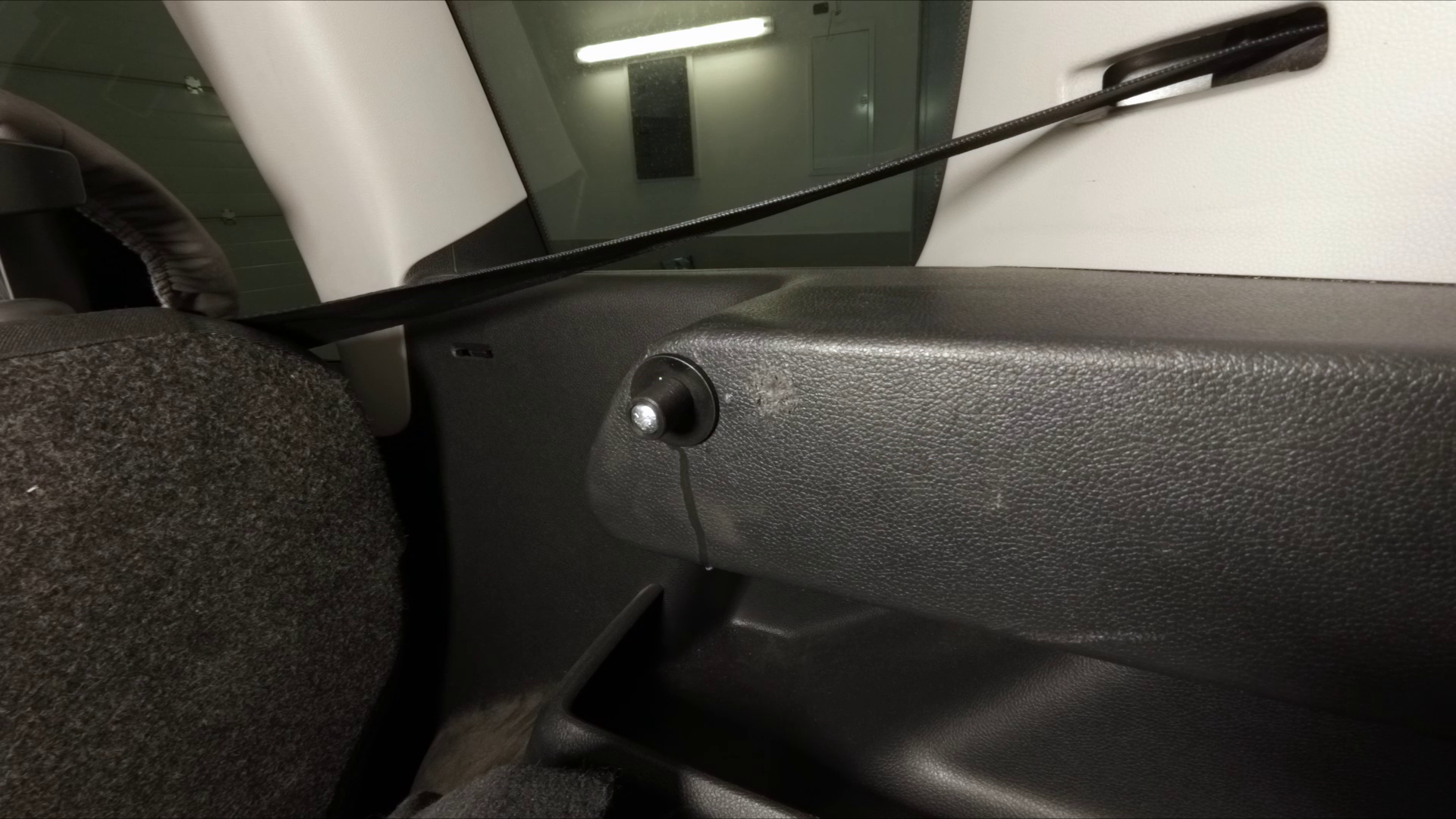 Skoda Roomster Rear Parcel Shelf Load Cover pin