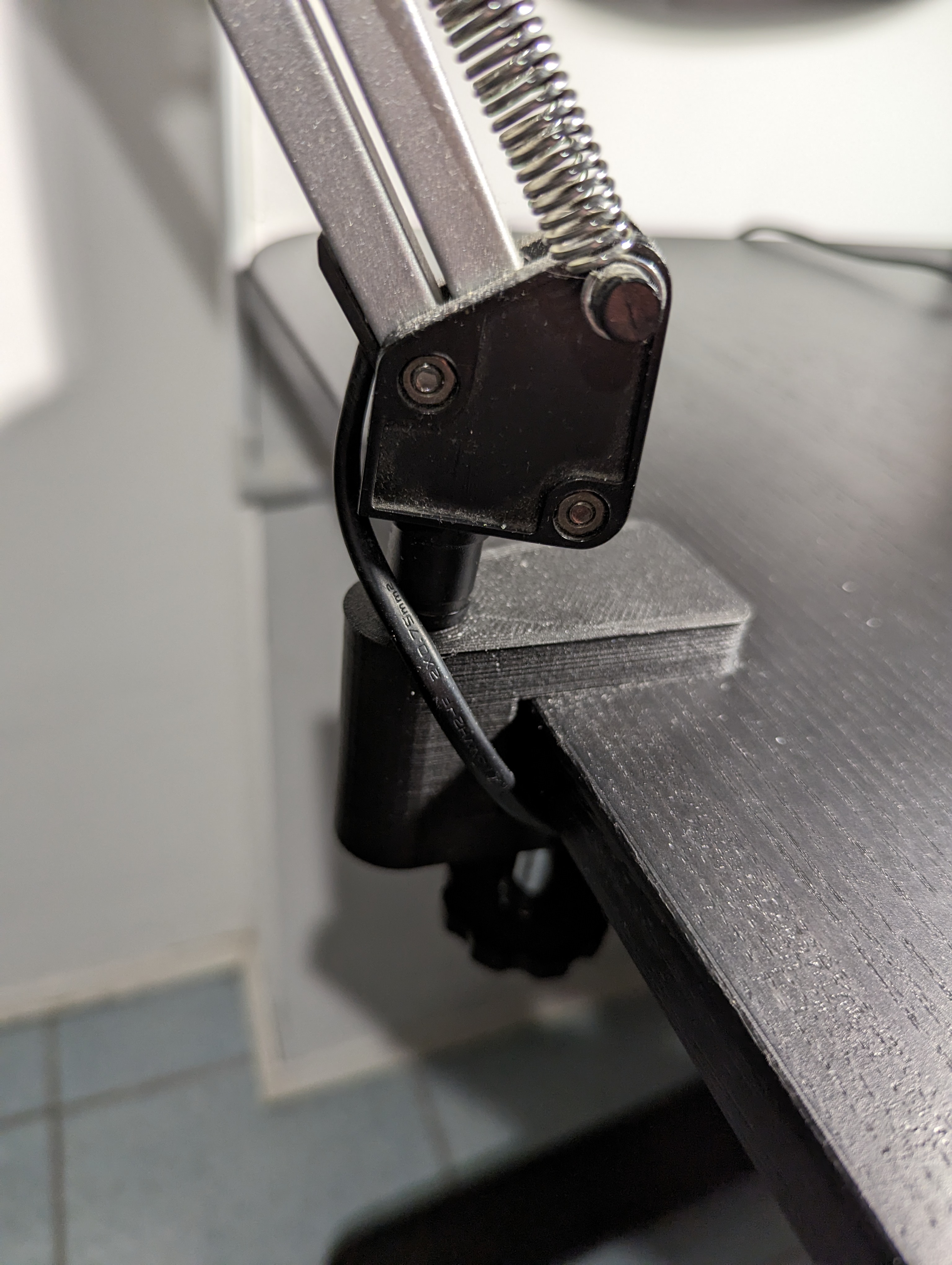 Desk lamp clamp