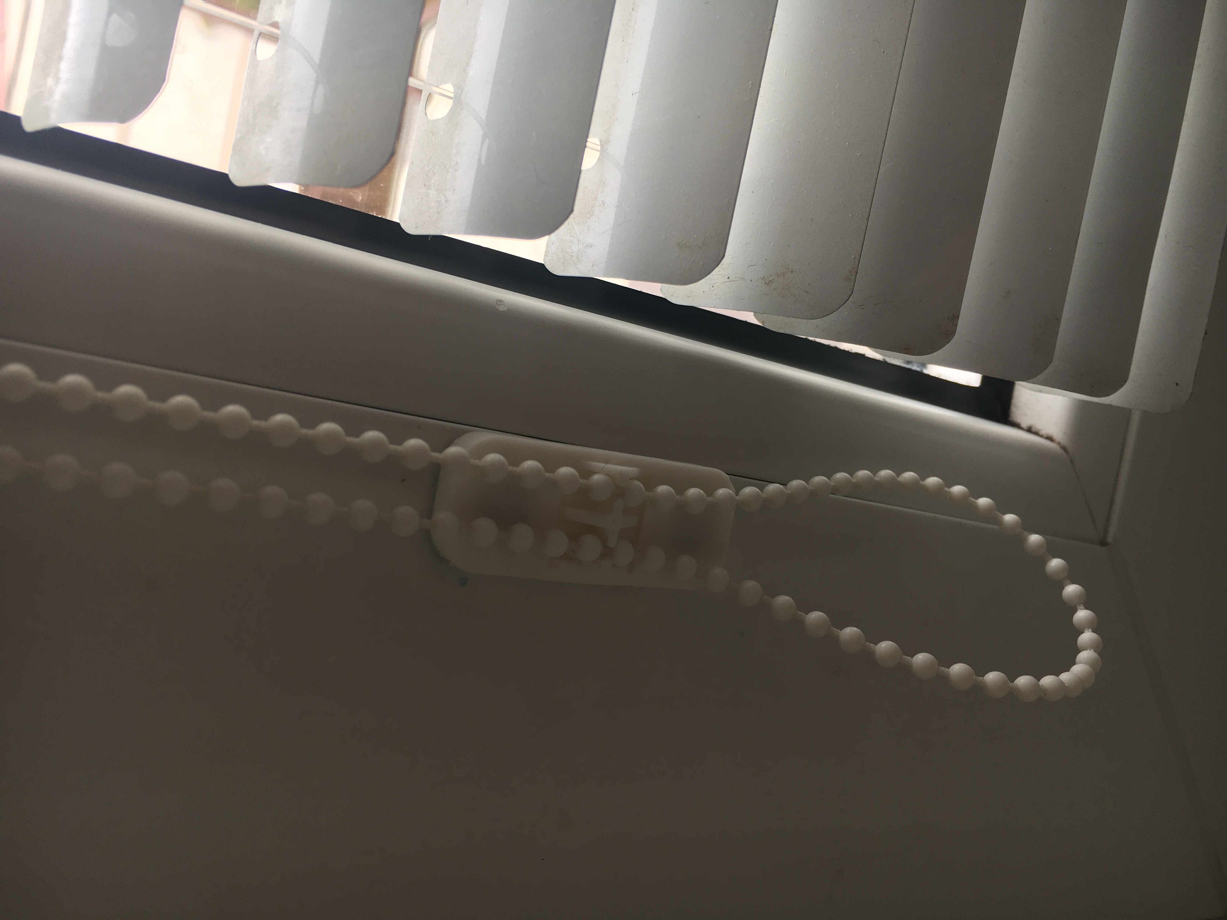 window blind chain holder